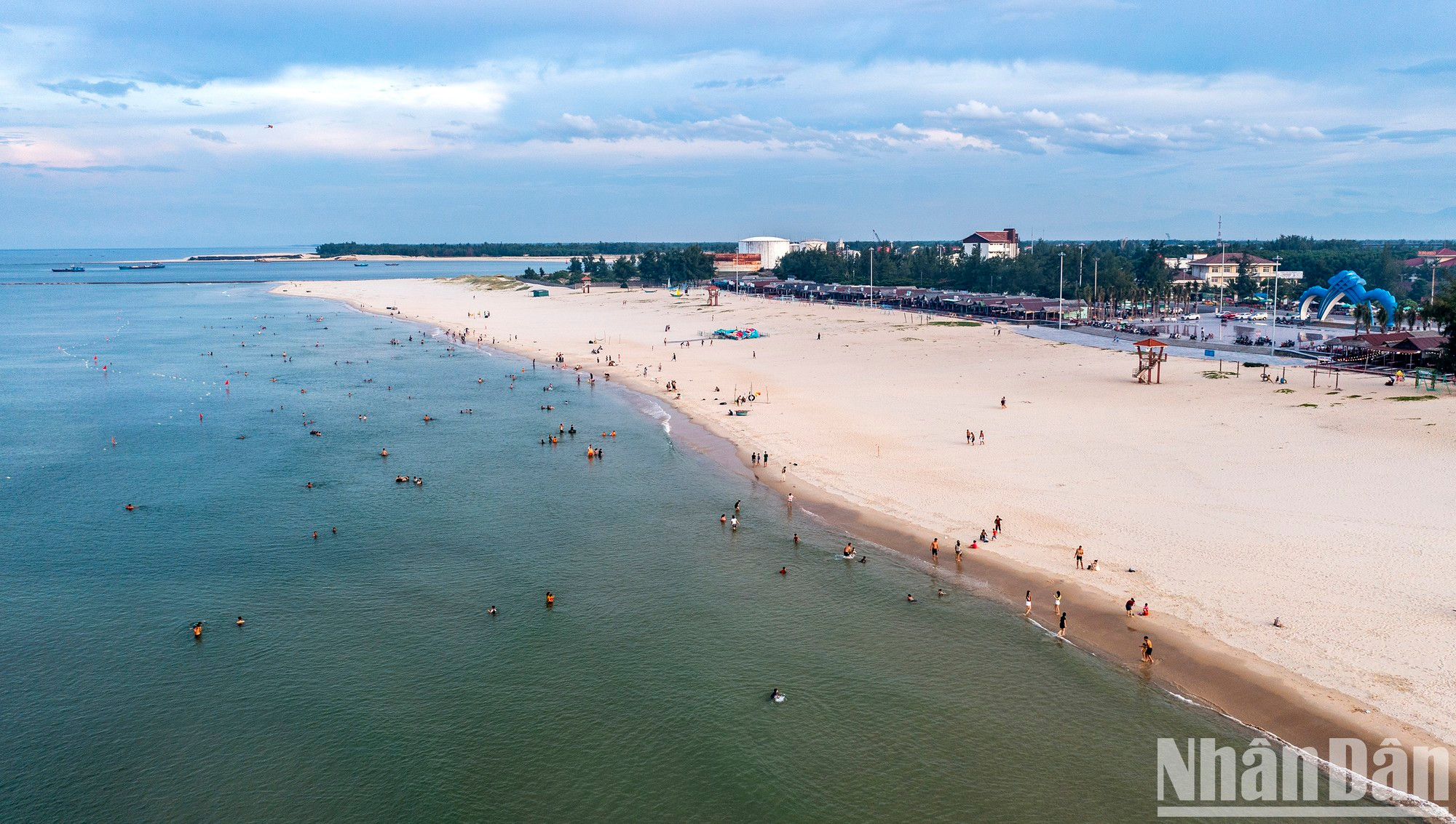 La playa de Cua Viet está protegida por dos acantilados altos, por lo que está bastante resguardada del viento, y el mar también es más tranquilo, por lo que es muy segura. La playa de Cua Viet está protegida por dos acantilados altos, por lo que está bastante resguardada del viento, y el mar también es más tranquilo, por lo que es muy segura.