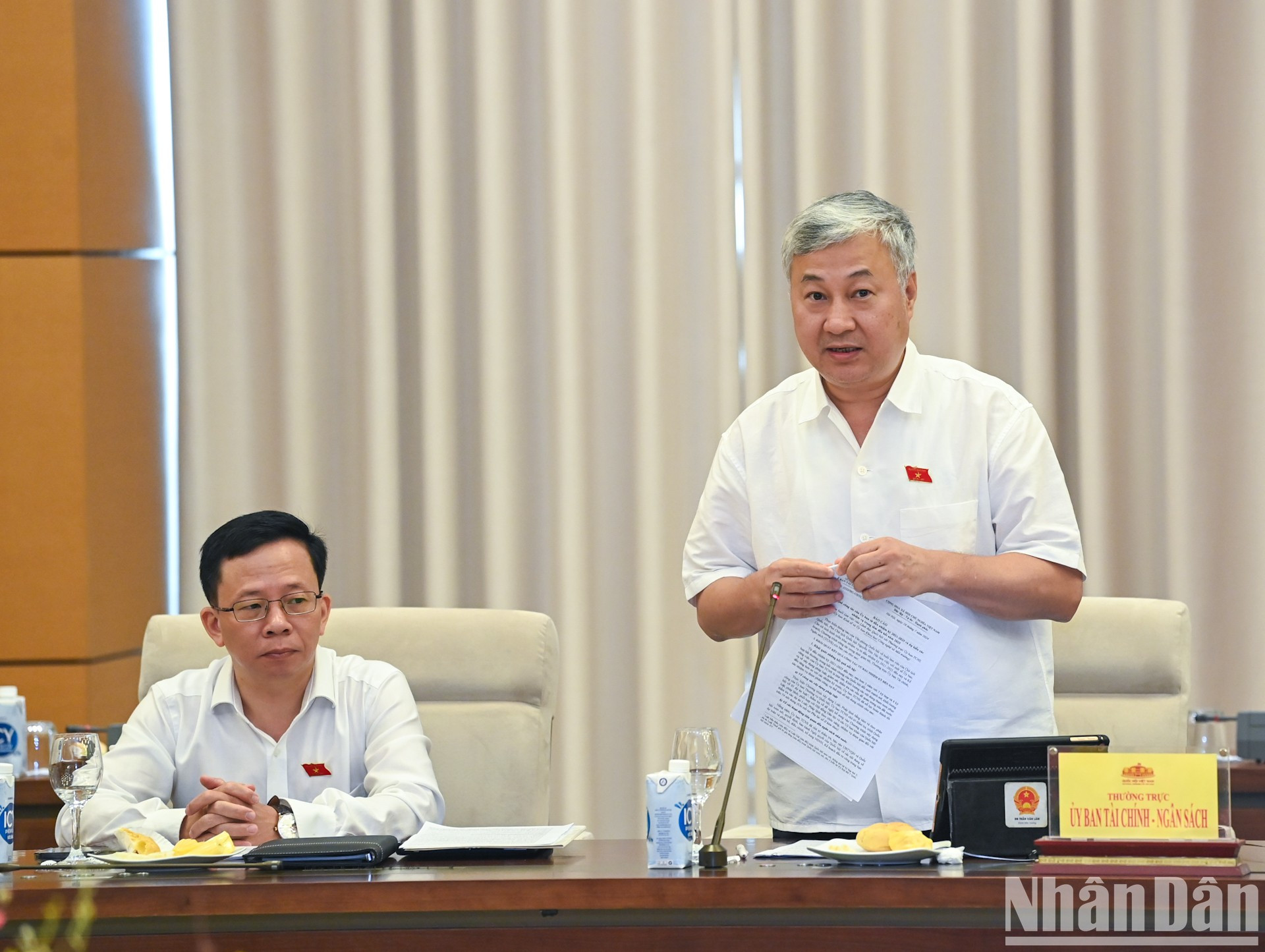 El miembro permanente de la Comisión de Finanzas y Presupuesto Tran Van Lam habla en la reunión. El miembro permanente de la Comisión de Finanzas y Presupuesto Tran Van Lam habla en la reunión.