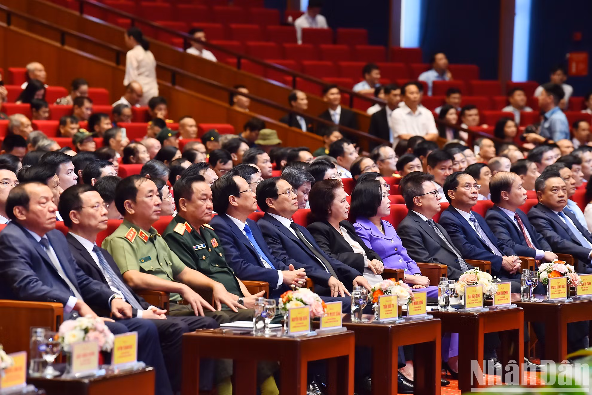 El premier vietnamita y los líderes y exdirigentes del Partido y Estado acuden a la conferencia.
