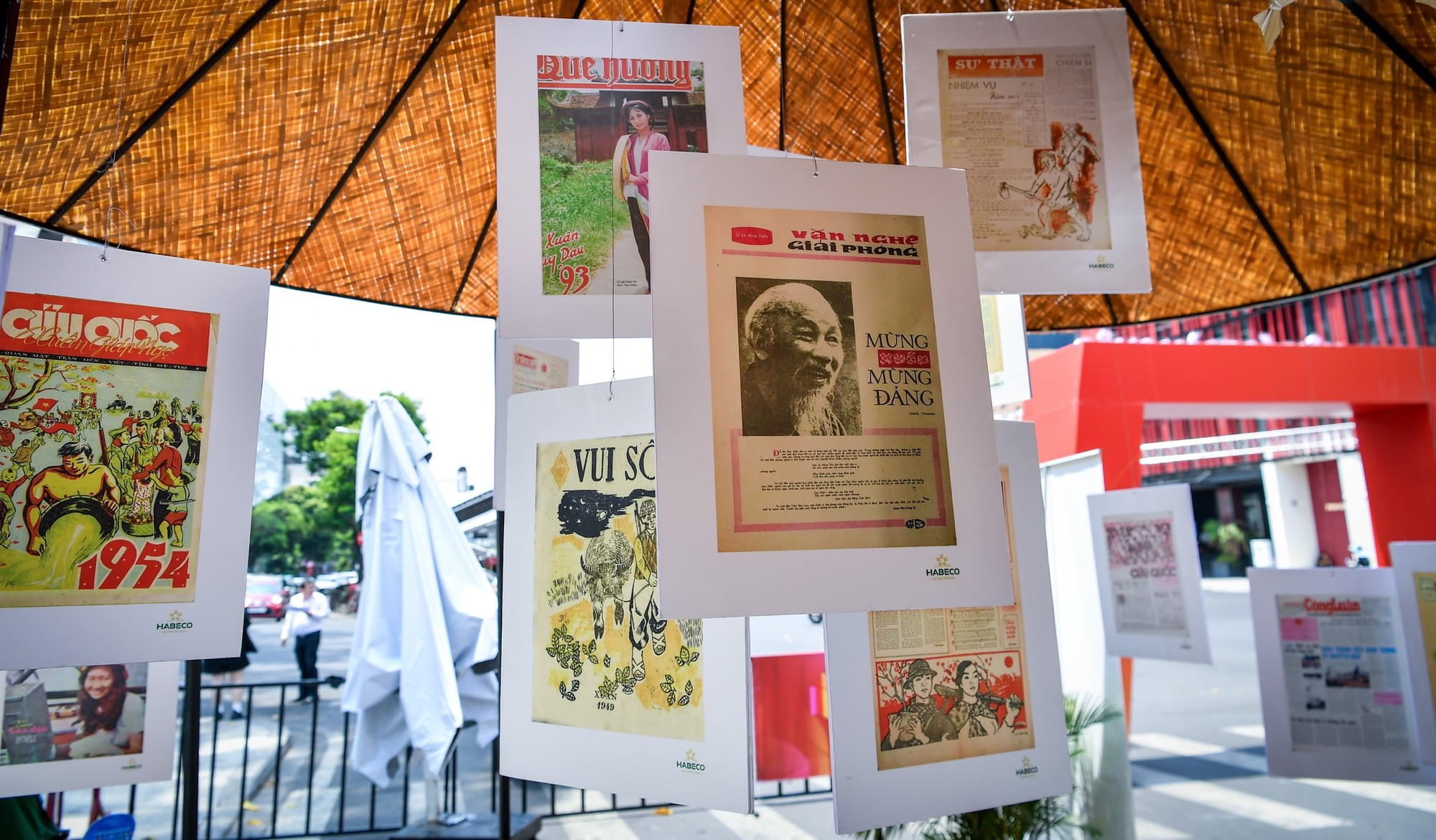La colección de las portadas de las ediciones publicadas en ocasión del Año Nuevo Lunar, las cuales fueron seleccionadas entre miles de publicaciones archivadas por el Museo de la Prensa de Vietnam.