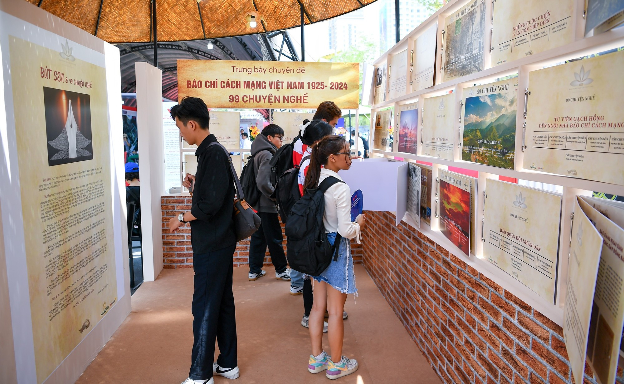 La muestra atrae un gran interés del público.
