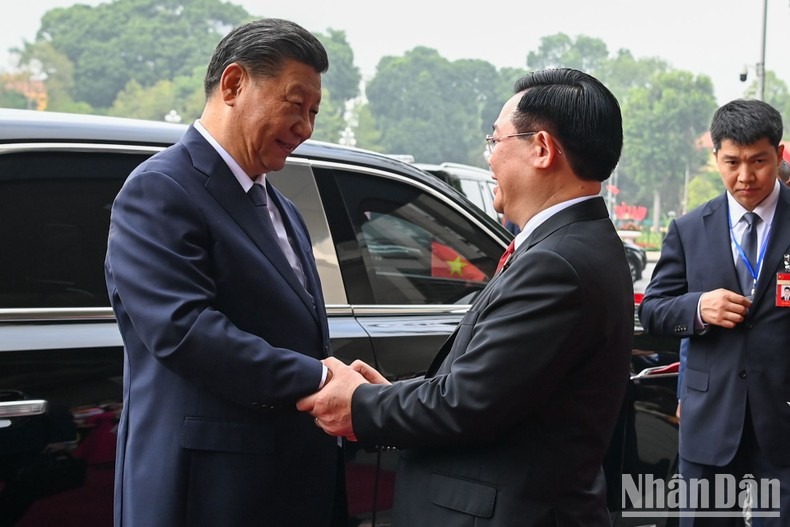 El máximo legislador vietnamita (D) recibe al dirigente chino.