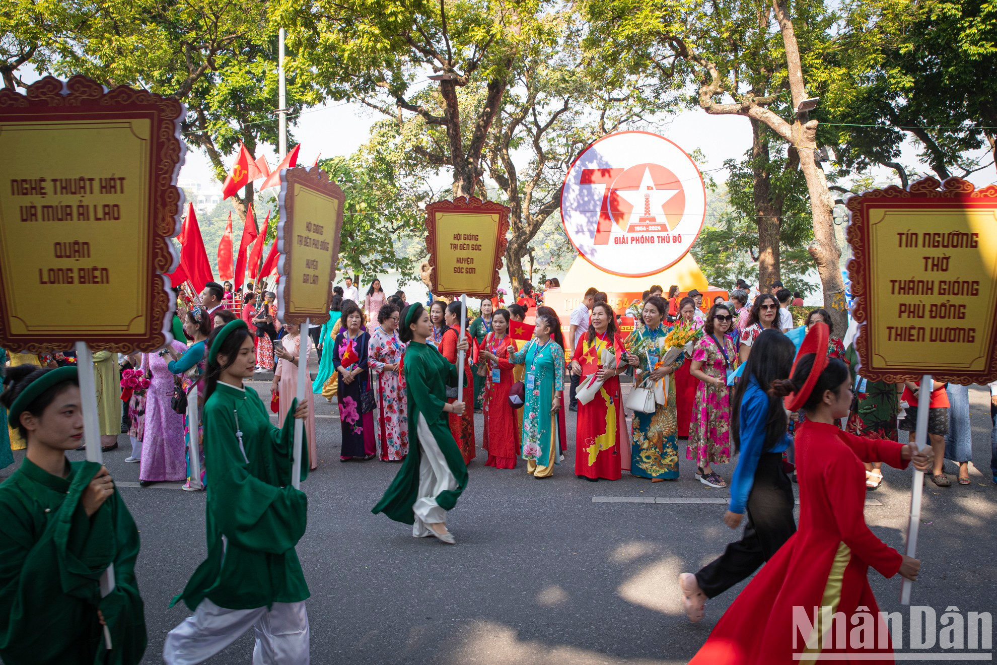 El &quot;Festival Cultural por la Paz&quot; se reúne a ocho mil personas. Entre ellas, cinco mil artesanos, artistas procedentes de 30 distritos y localidades de la capital, quienes representan las manifestacinones artísticas populares, incluidos los patrimonios culturales intangibles reconocidos por Unesco y el país.