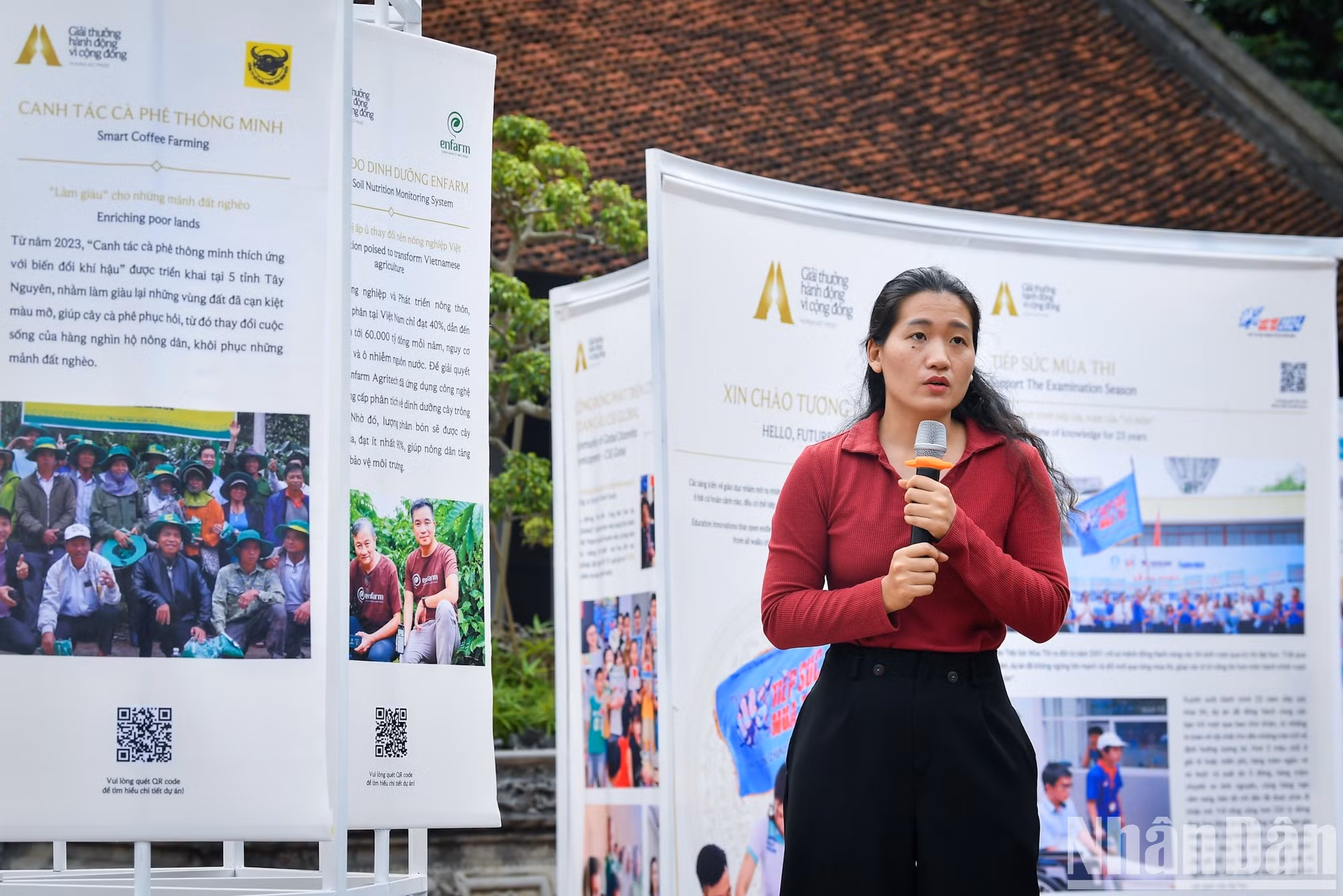 La directora del Premio a Acciones por la Comunidad, Dang Thi Thuong, presenta el diseño de la exposición.