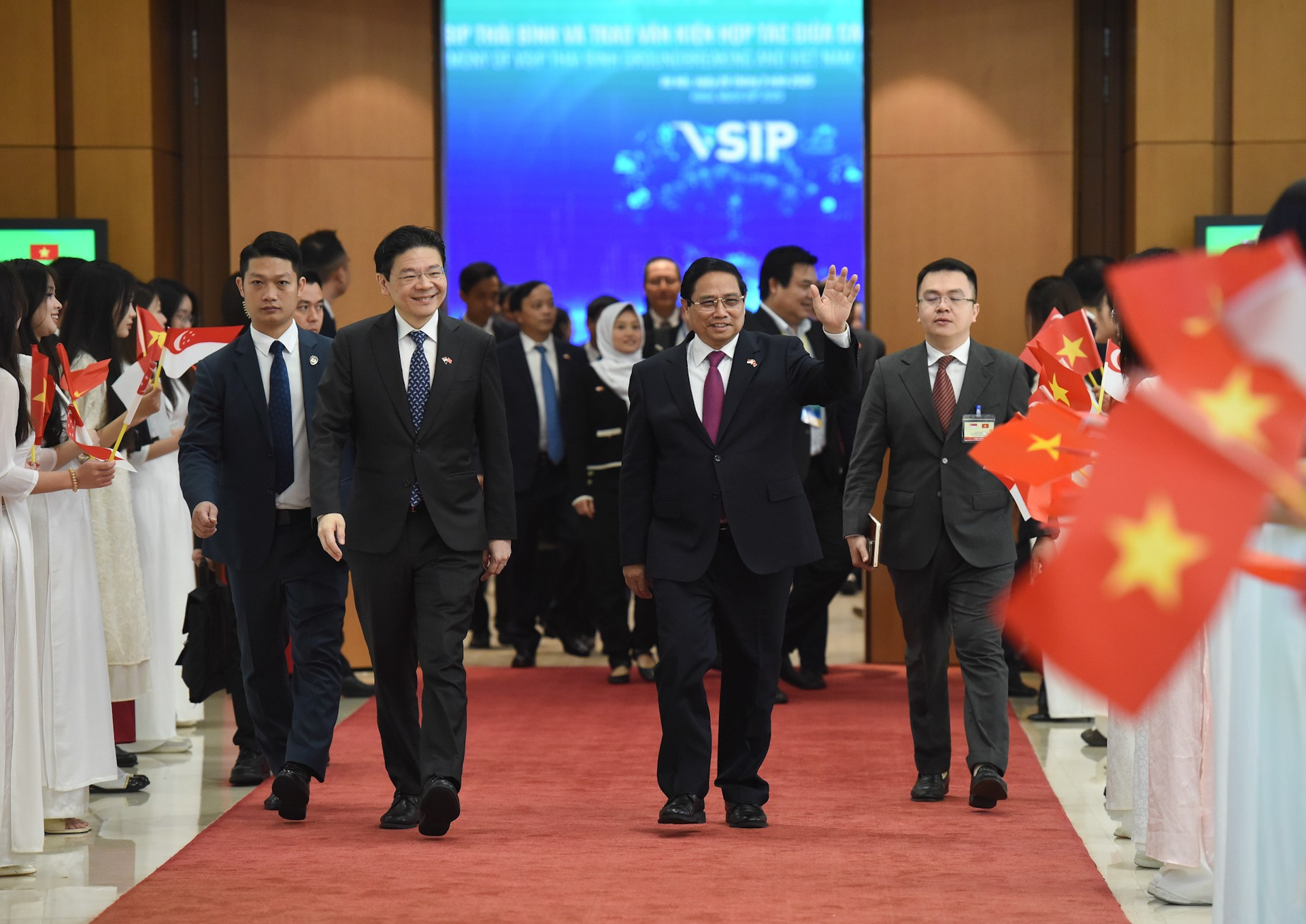 El premier Pham Minh Chinh despide a su homólogo singapurense, Lawrence Wong. El premier Pham Minh Chinh despide a su homólogo singapurense, Lawrence Wong.