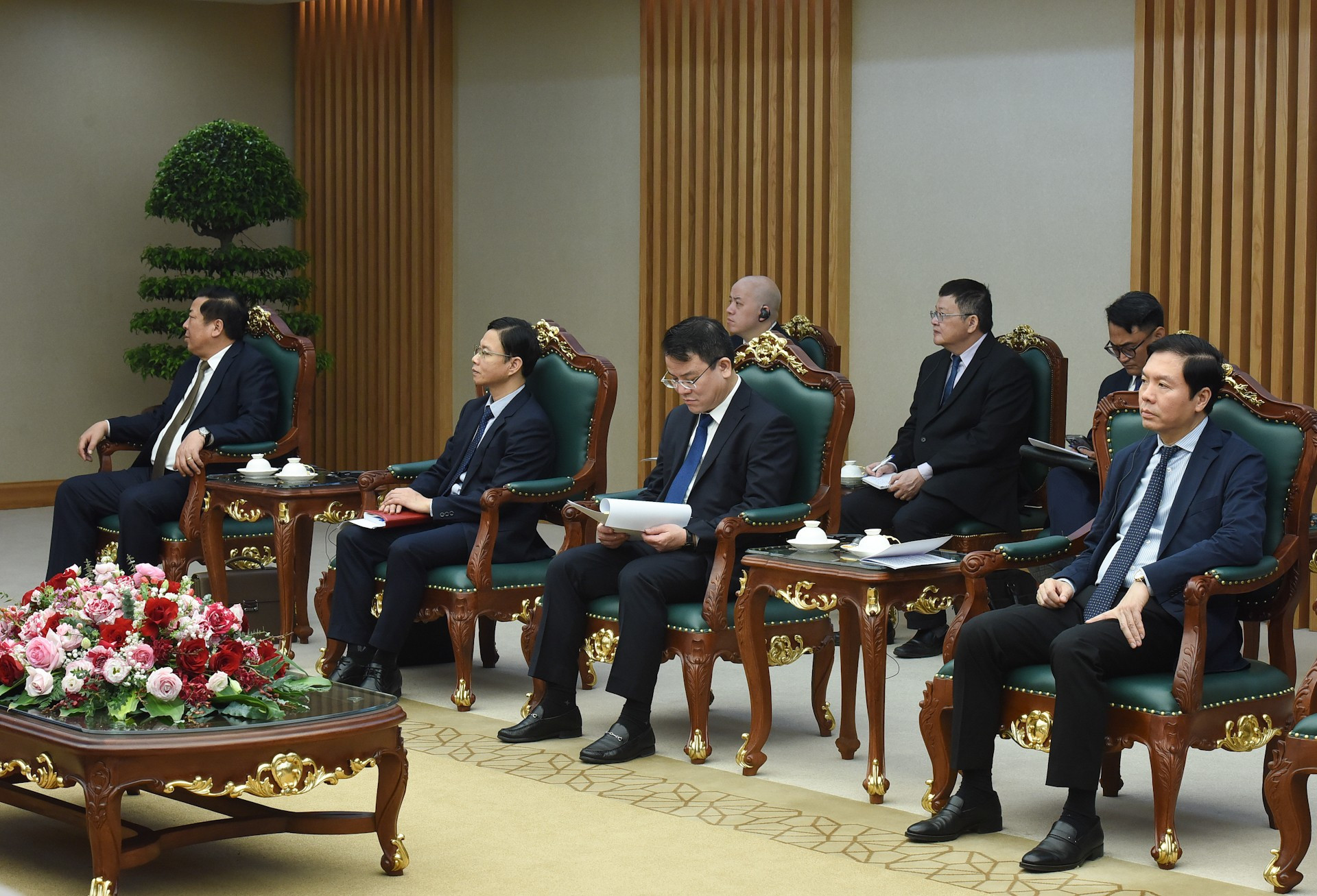 Representantes de ministerios y sectores vietnamitas en el encuentro.