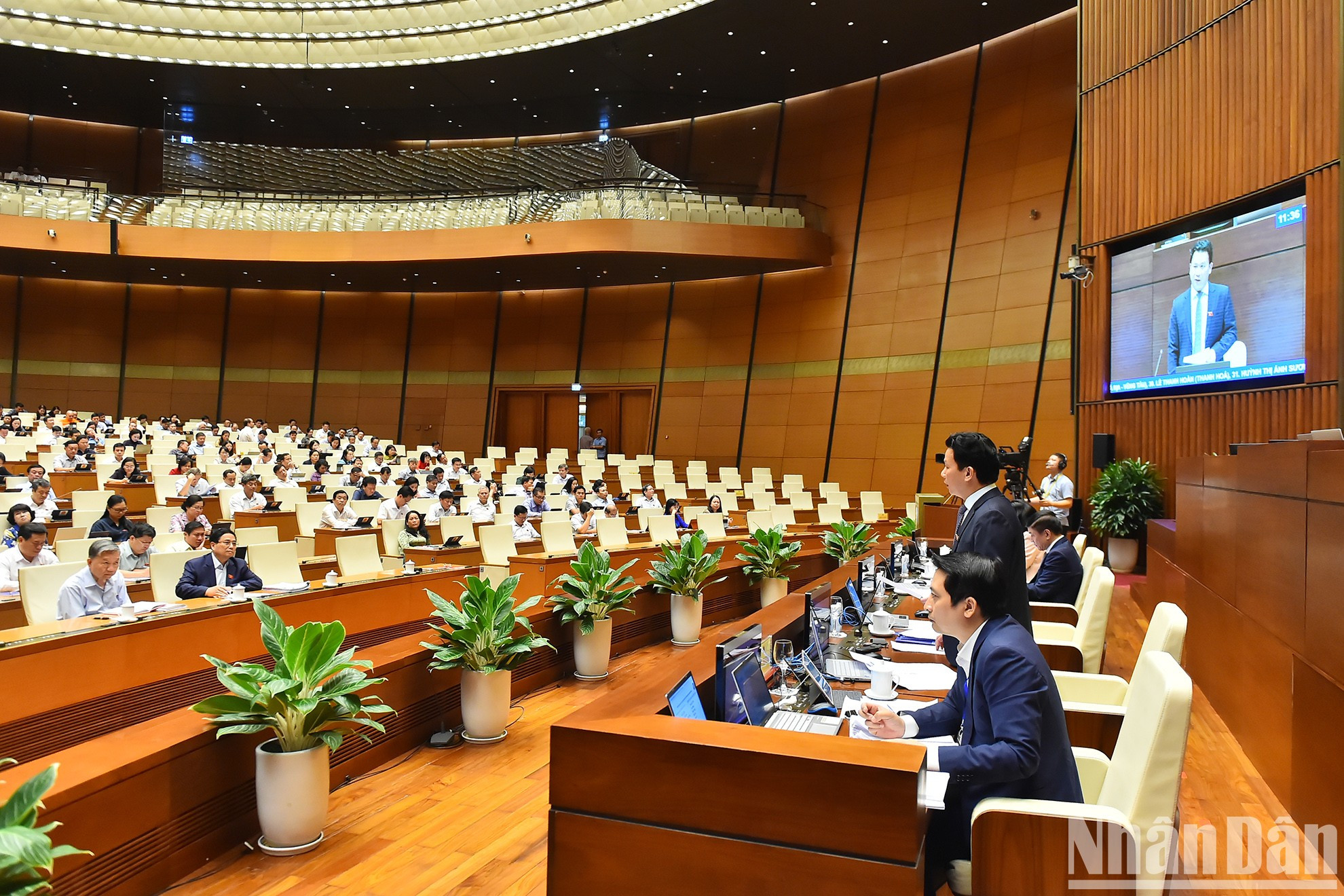 El ministro de Recursos Naturales y Medio Ambiente, Dang Quoc Khanh, responde a dudas en torno a la gestión, explotación y protección de los recursos marinos nacionales; la implementación de políticas y leyes sobre seguridad de recursos acuáticos.