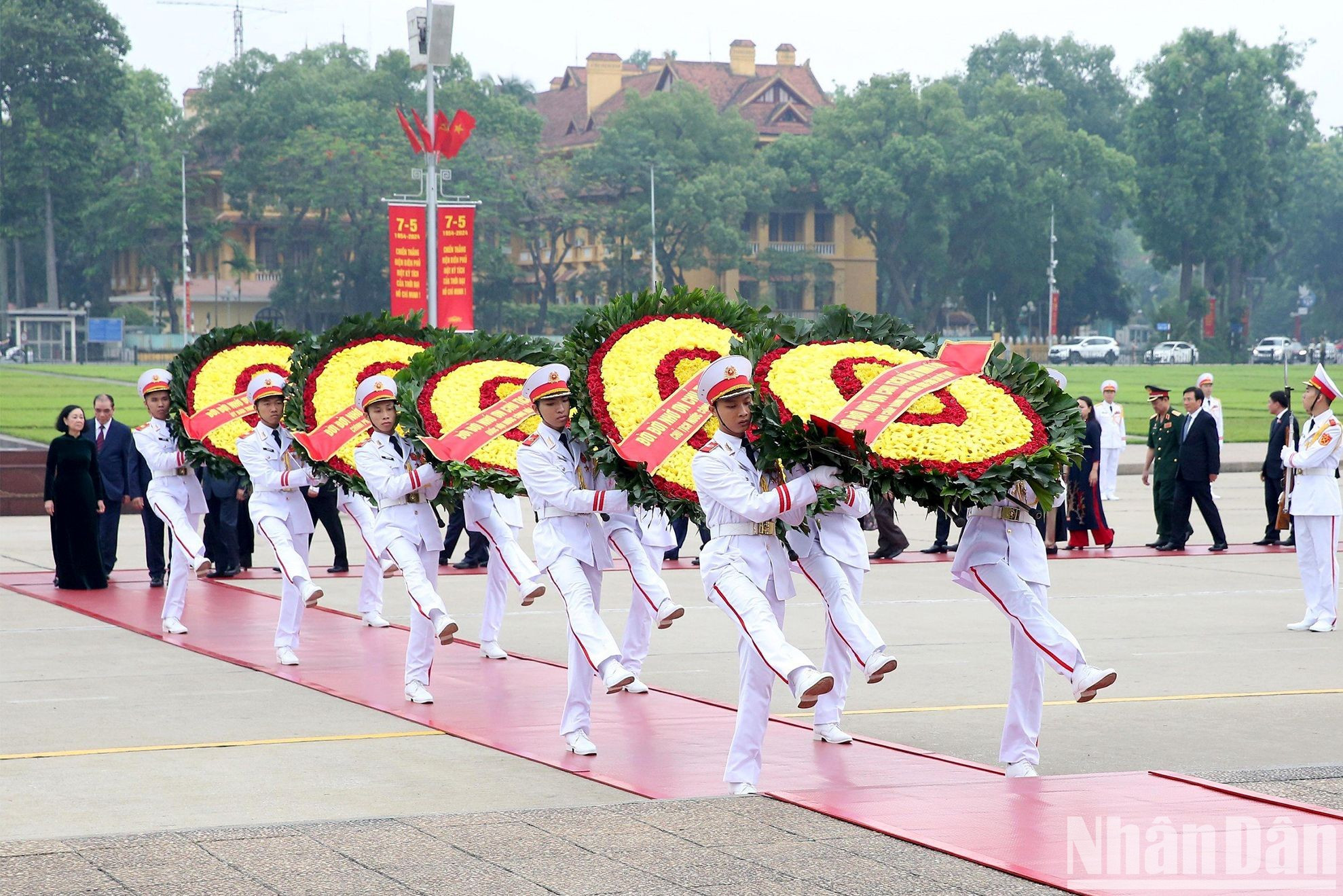 La corona que se ofrece al altar lleva la frase: &quot;Infinita gratitud al gran Presidente Ho Chi Minh&quot;.