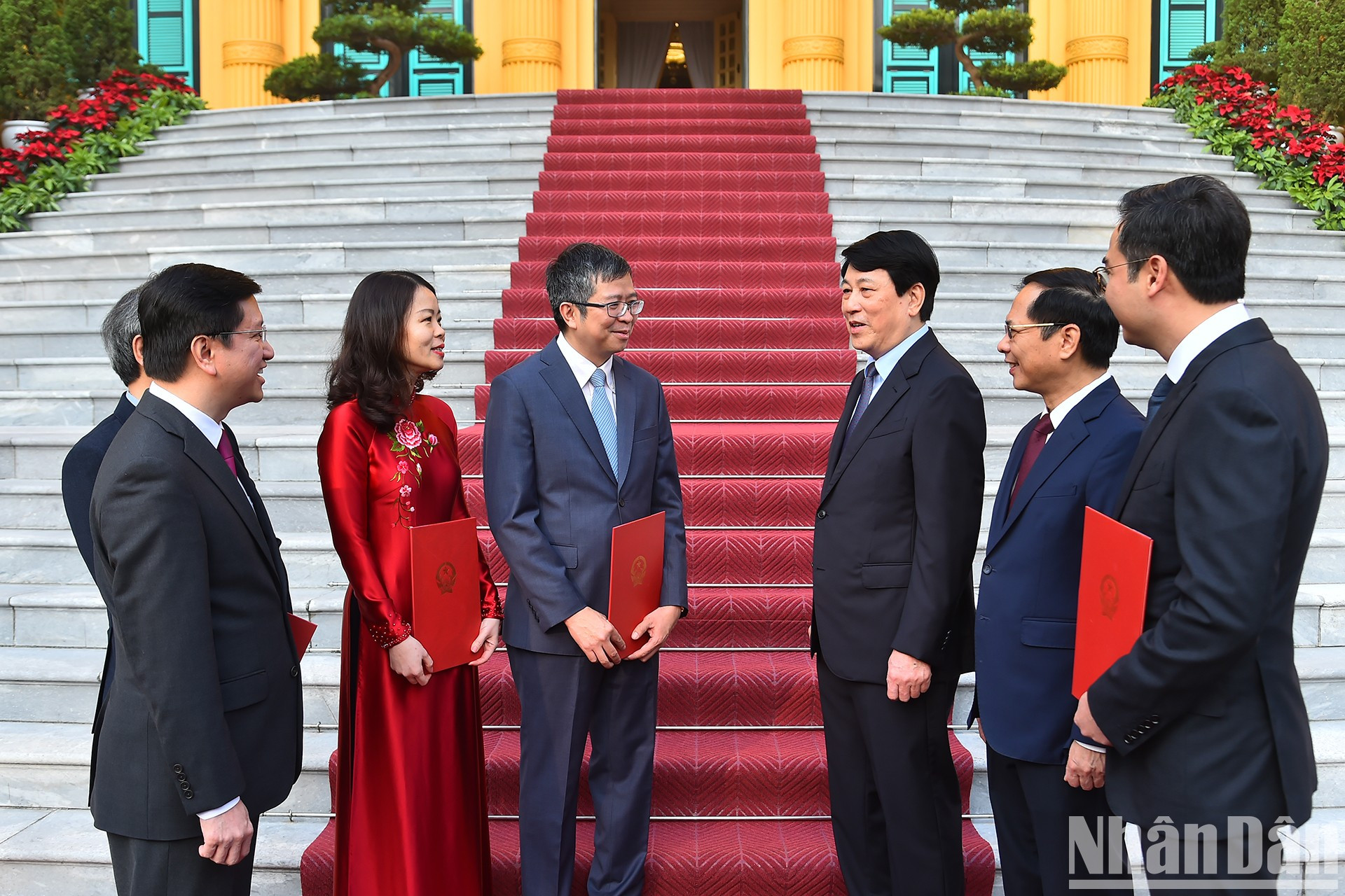 El presidente del país Luong Cuong intercambia con los delegados. El presidente del país Luong Cuong intercambia con los delegados.