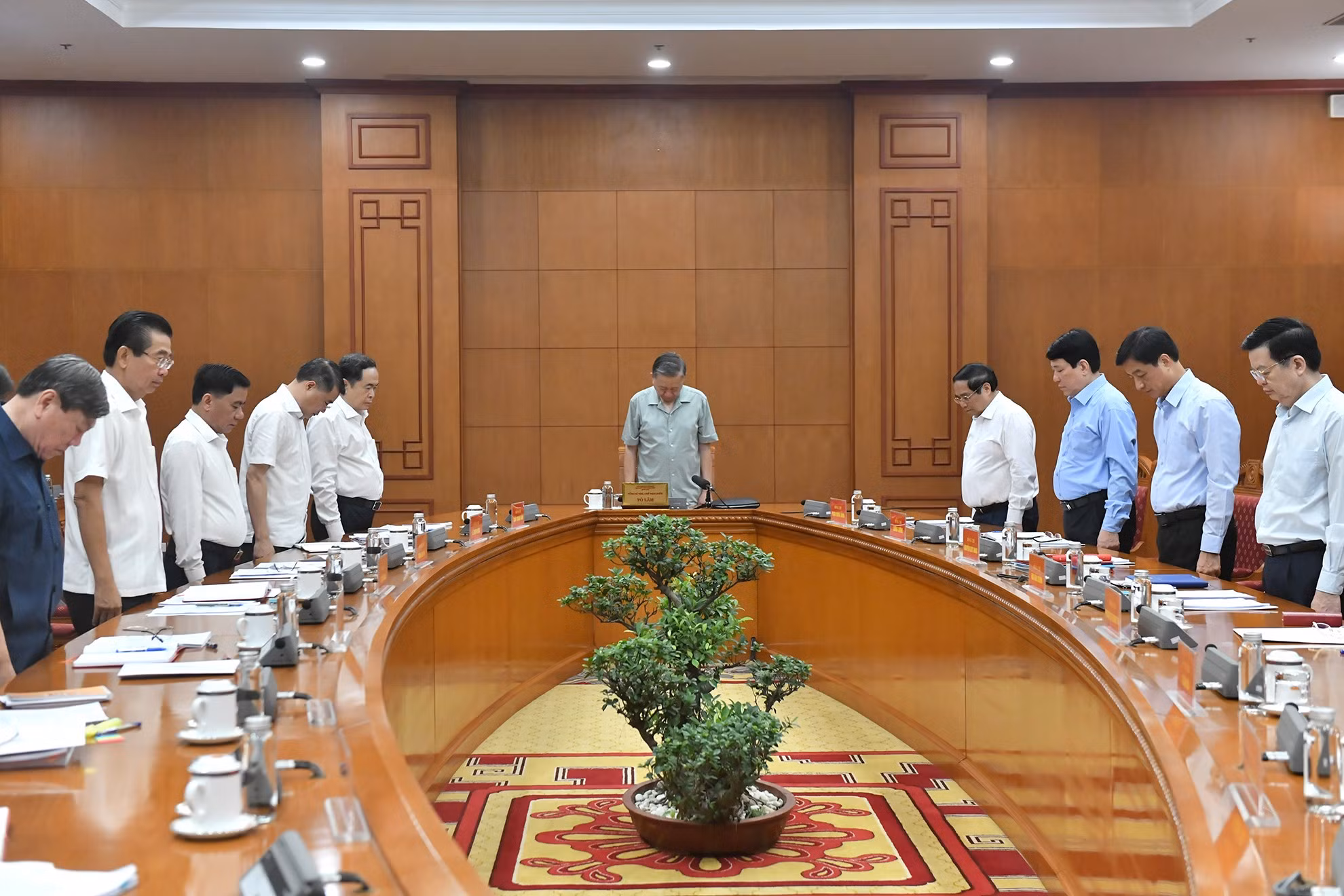 Los asistentes guardan un minuto de silencio en memoria del difunto secretario general del PCV, Nguyen Phu Trong.