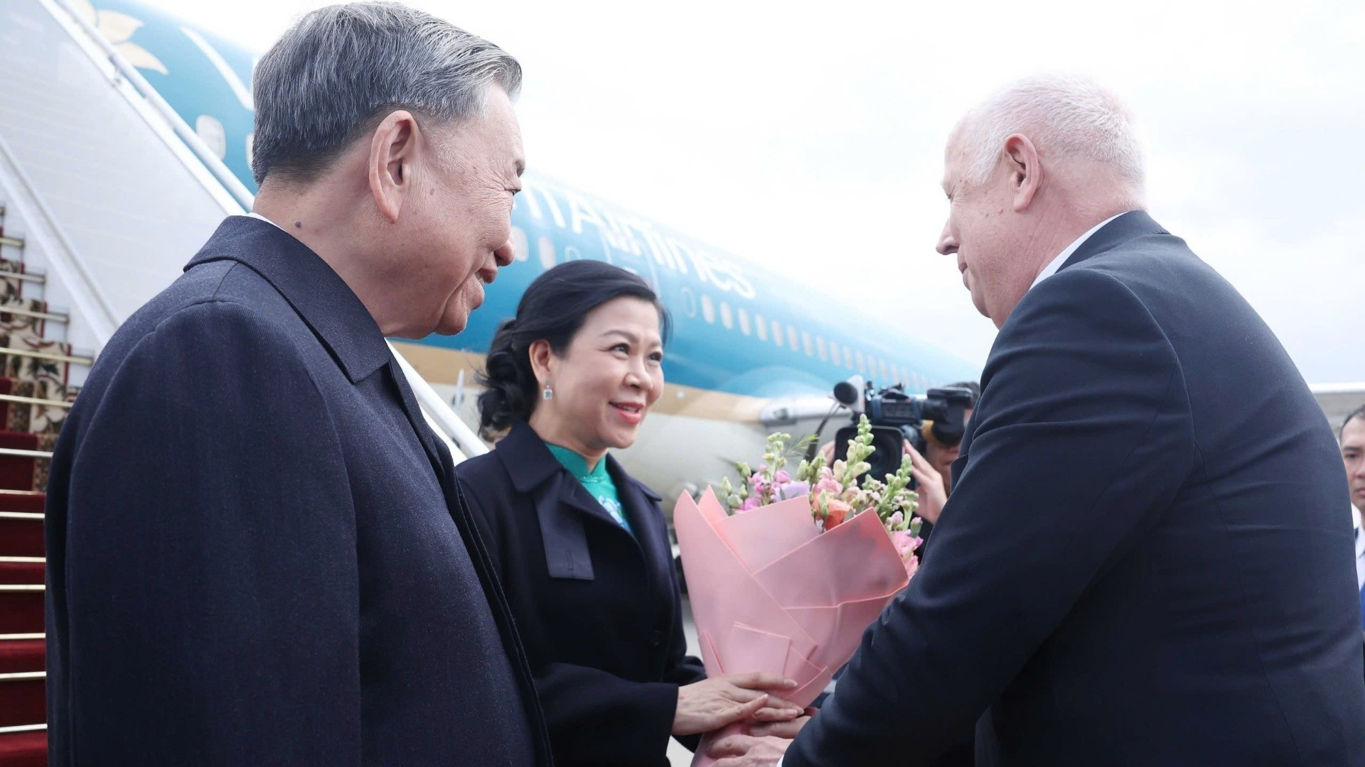 El viceprimer ministro bielorruso Anatoly Sivak recibe al secretario general To Lam y a su esposa en el Aeropuerto Internacional de Minsk. (Foto: VNA)