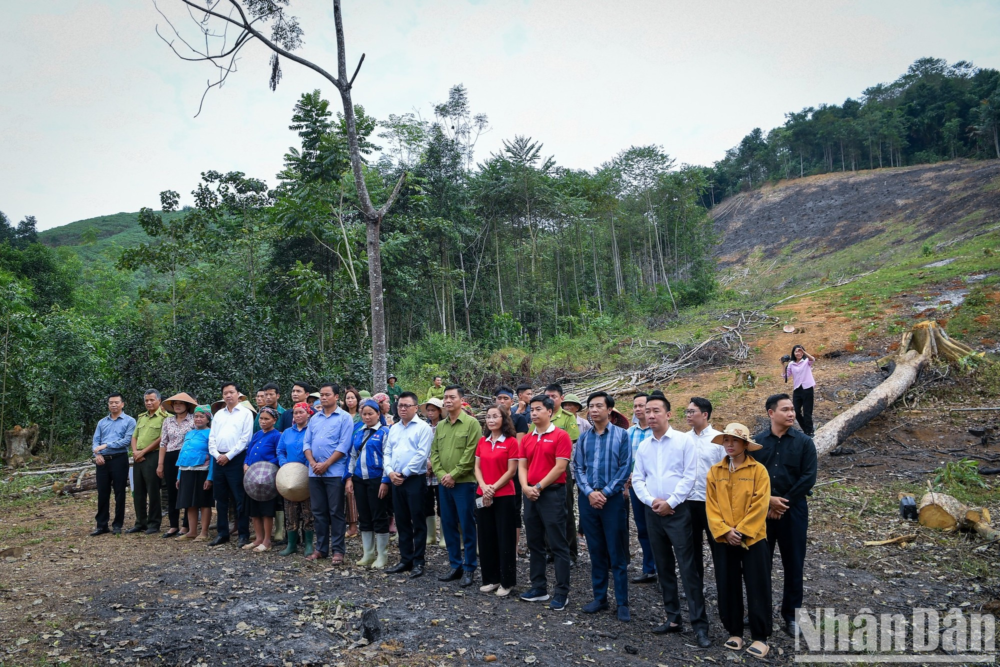 Le Quoc Minh, presidente-editor de Nhan Dan, afirma que la reciente tormenta Yagi ha causado graves daños en muchas provincias y ciudades del norte, incluida Lao Cai, y especialmente en la aldea de Lang Nu. Le Quoc Minh, presidente-editor de Nhan Dan, afirma que la reciente tormenta Yagi ha causado graves daños en muchas provincias y ciudades del norte, incluida Lao Cai, y especialmente en la aldea de Lang Nu.
