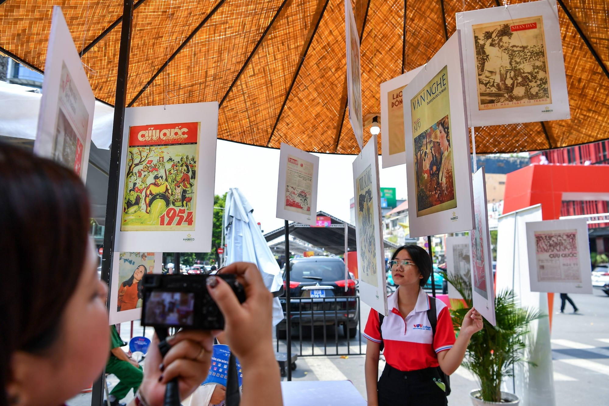 Los visitantes interesados en las historias.