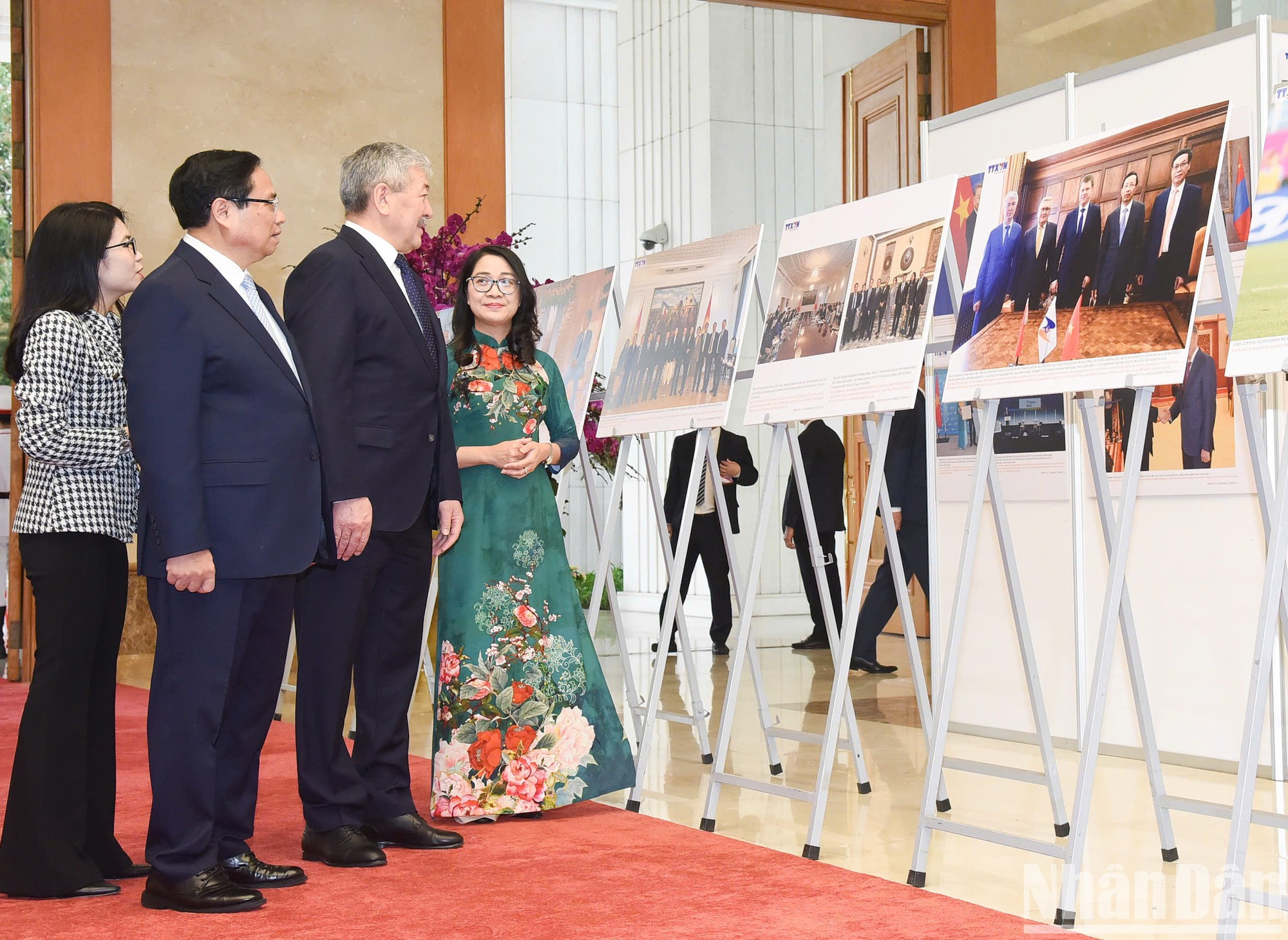 Ambos premieres visitan una exposición fotográfica sobre las relaciones bilaterales.