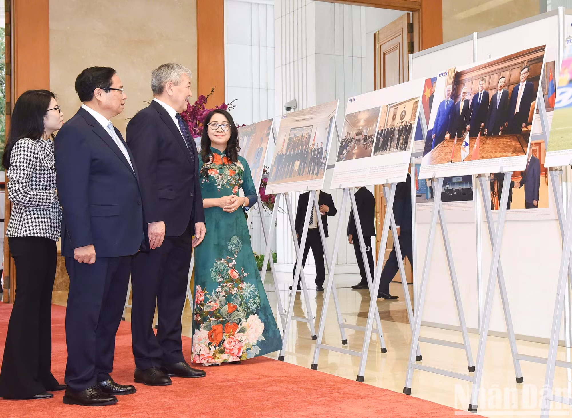 Ambos premieres visitan una exposición fotográfica sobre las relaciones bilaterales.