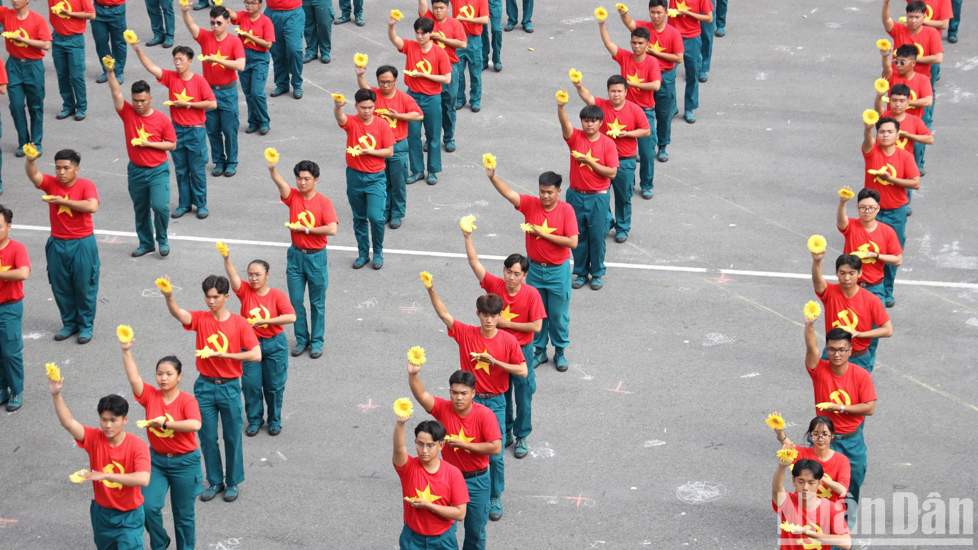 Baile grupal interpretado por trabajadores, soldados y jóvenes de Ciudad Ho Chi Minh. Baile grupal interpretado por trabajadores, soldados y jóvenes de Ciudad Ho Chi Minh.