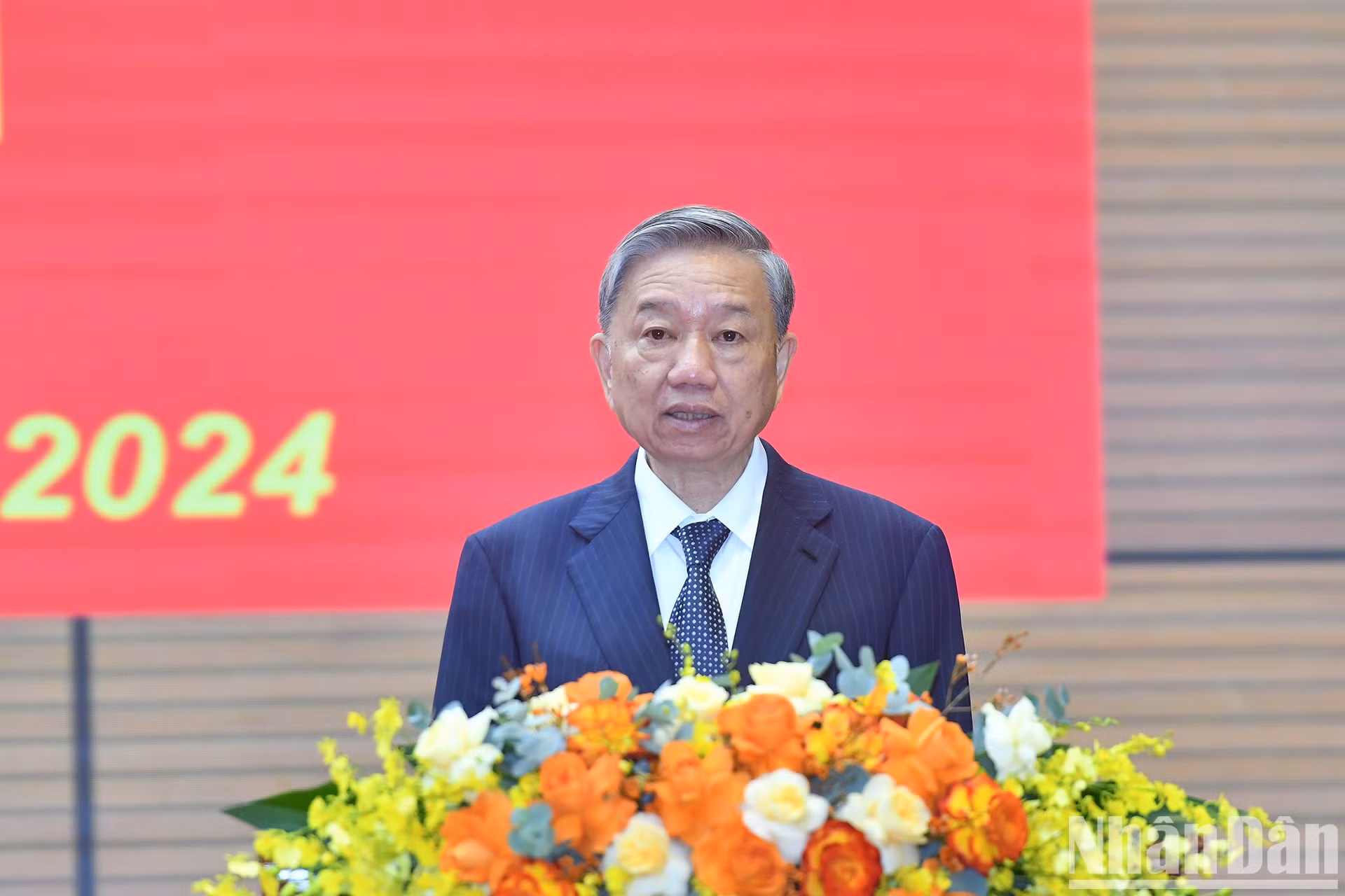 El máximo dirigente vietnamita pronuncia un discurso.