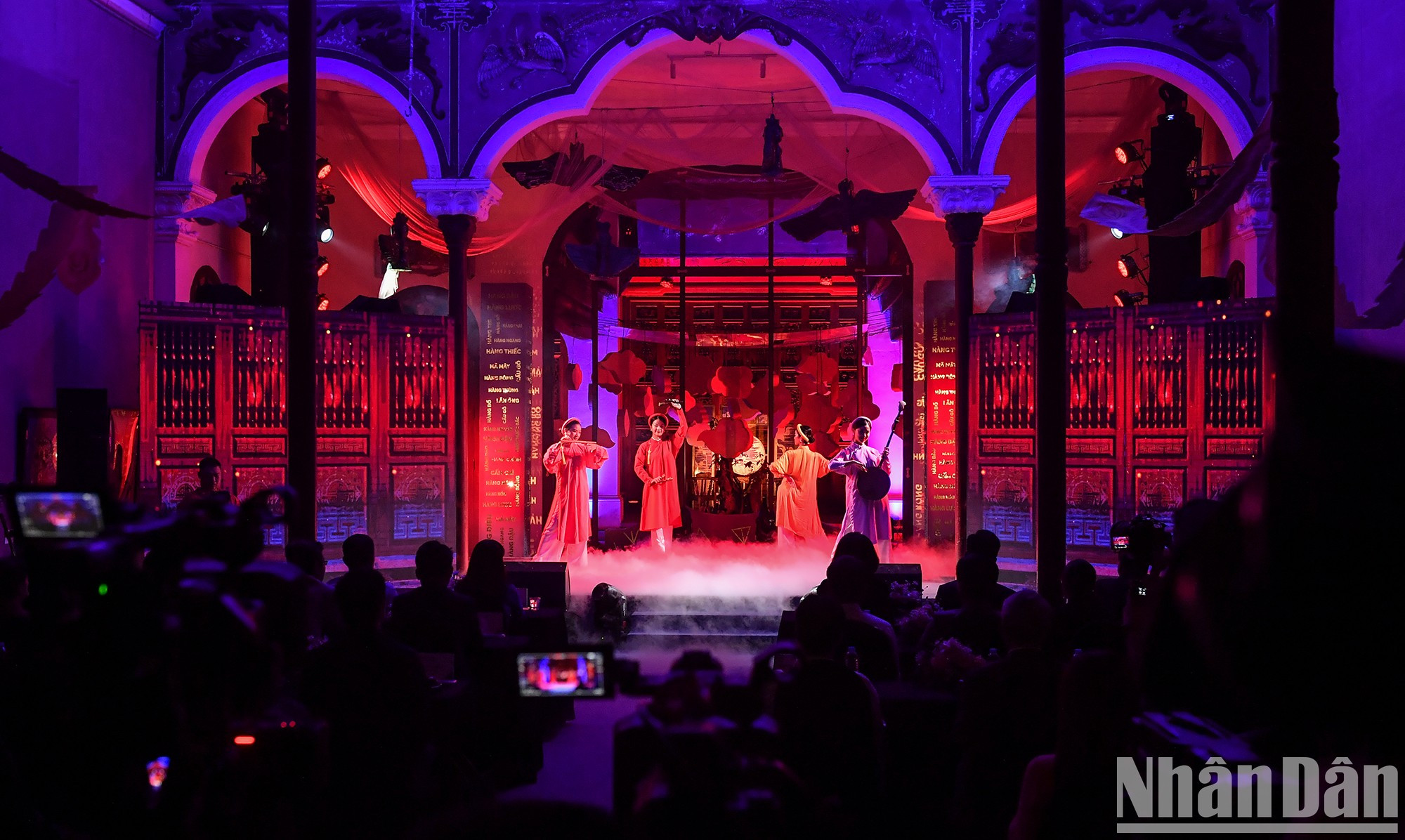 El acto de lanzamiento de los productos turísticos nocturnos en O Quan Chuong, en el distrito de Hoan Kiem.
