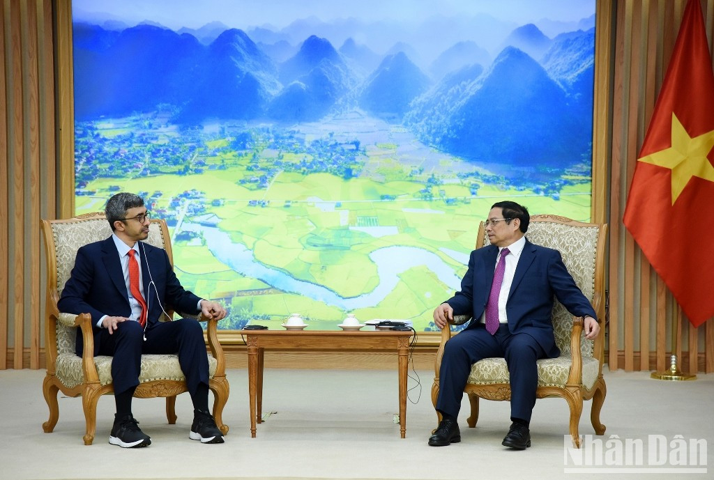 El primer ministro de Vietnam, Pham Minh Chinh y el ministro de Relaciones Exteriores de los Emiratos Árabes Unidos, Sheikh Abdullah bin Zayed Al Nahyan.