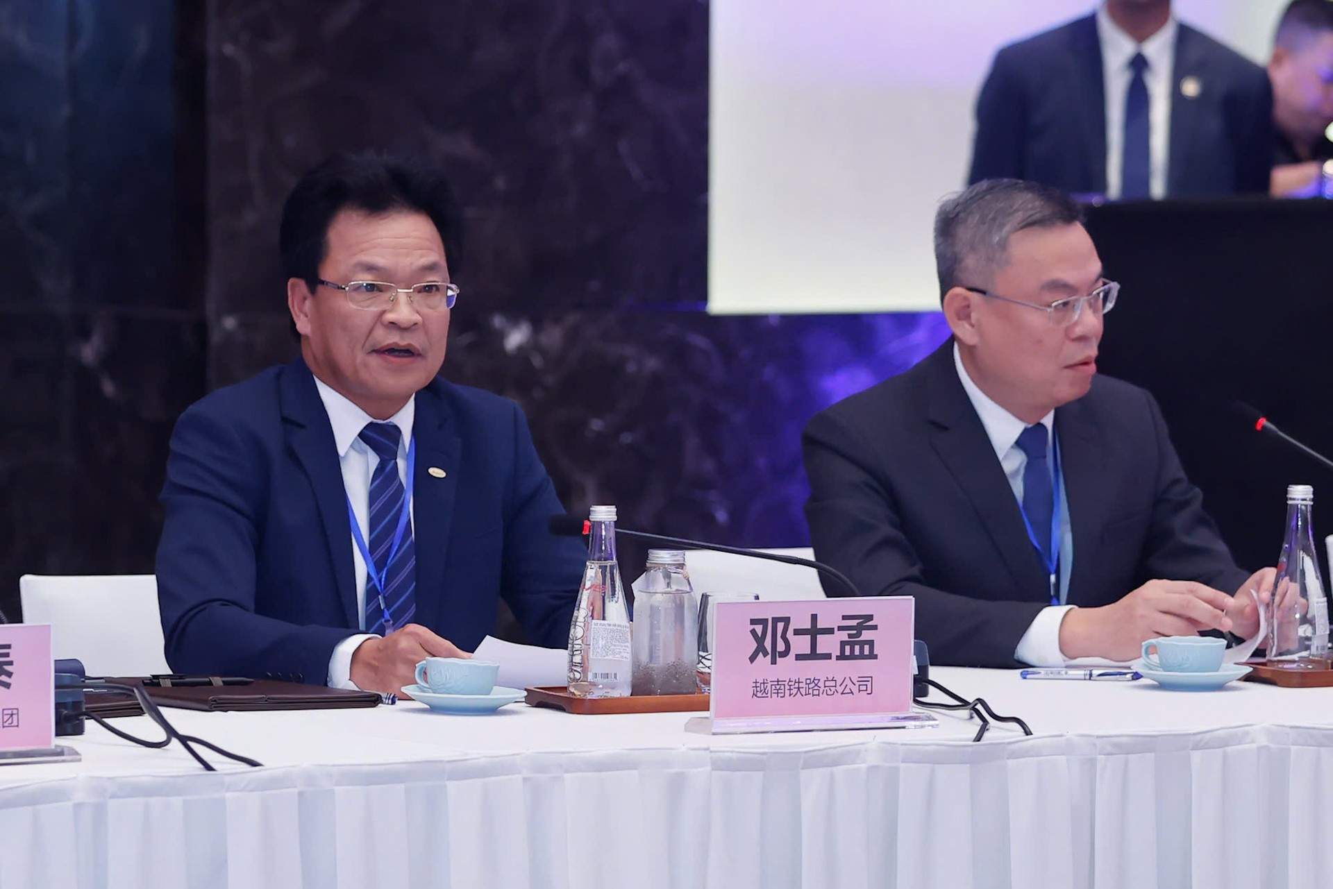 Un representante de la empresa china habla en el evento. Un representante de la empresa china habla en el evento.