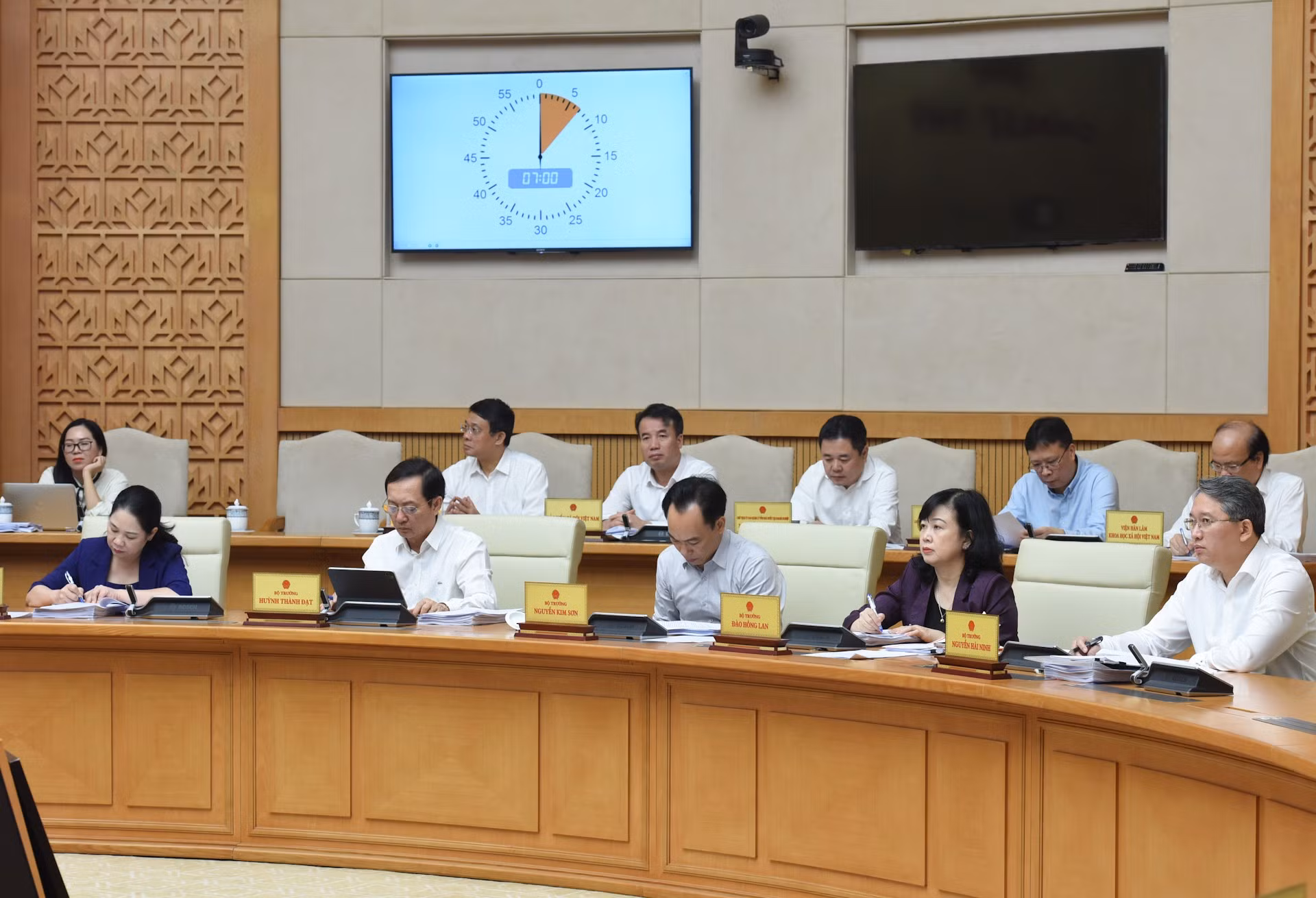 Representantes de sectores y ministros asisten a la reunión.