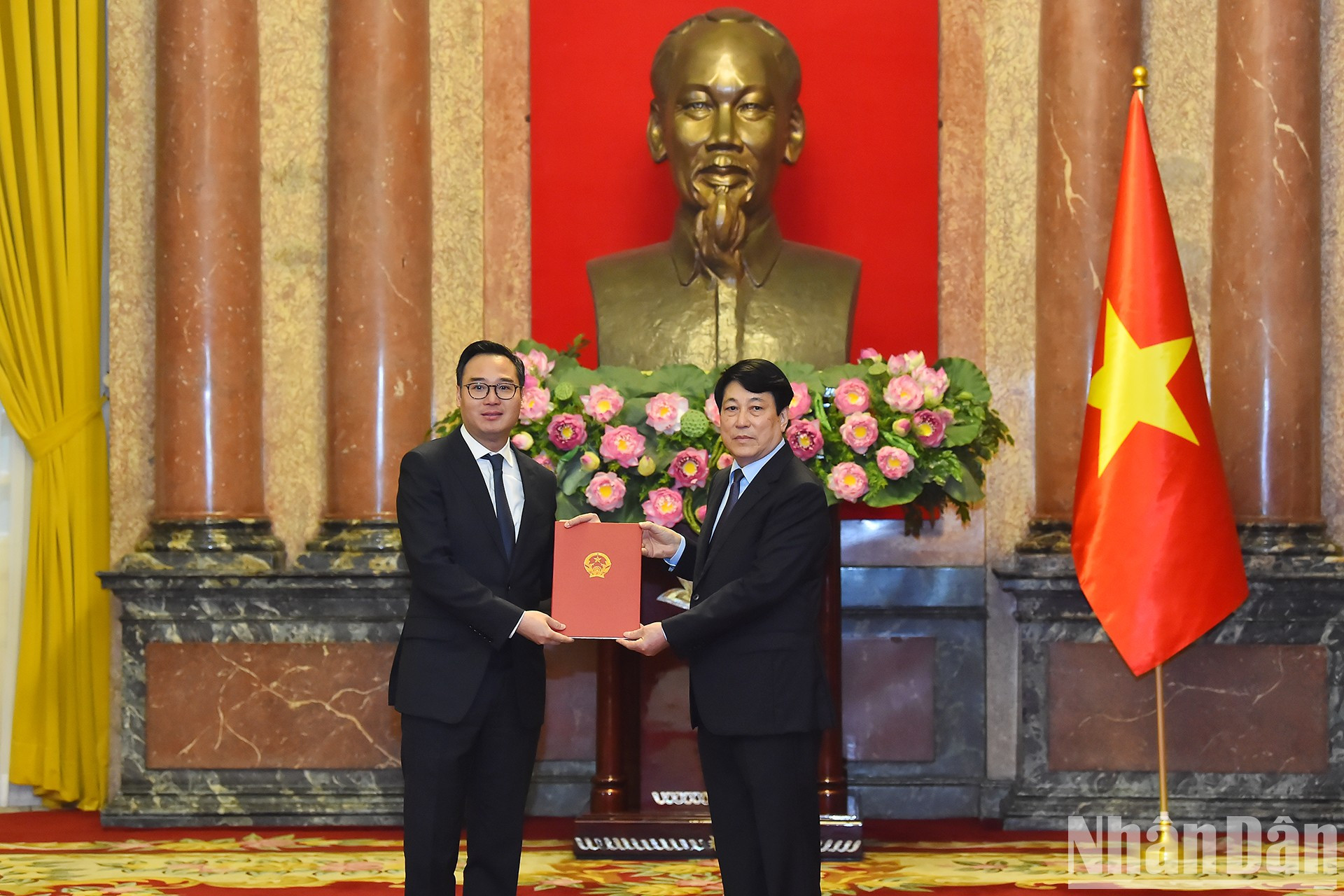 El presidente del país, Luong Cuong, entrega la decisión de nombramiento al embajador al jefe Adjunto de Oficina del Ministerio de Asuntos Exteriores, Ngo Toan Thang. El presidente del país, Luong Cuong, entrega la decisión de nombramiento al embajador al jefe Adjunto de Oficina del Ministerio de Asuntos Exteriores, Ngo Toan Thang.