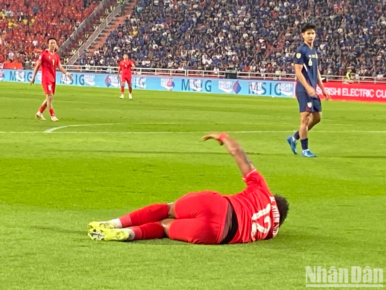 El delantero vietnamita Xuan Son resulta herido al intentar pasar el balón. El delantero vietnamita Xuan Son resulta herido al intentar pasar el balón.