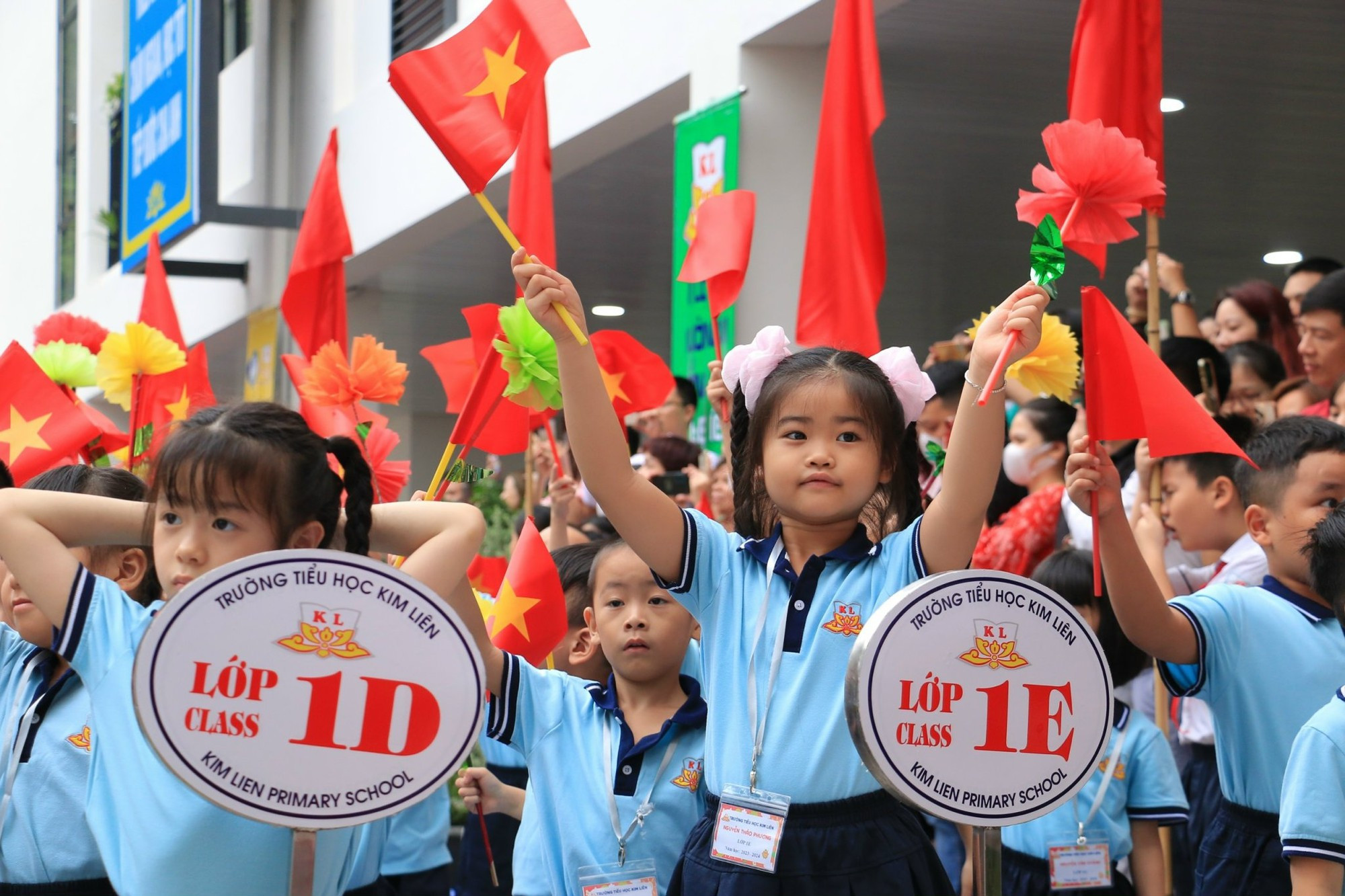 La bandera roja con estrella amarilla acompaña a los alumnos a la escuela. La bandera roja con estrella amarilla acompaña a los alumnos a la escuela.