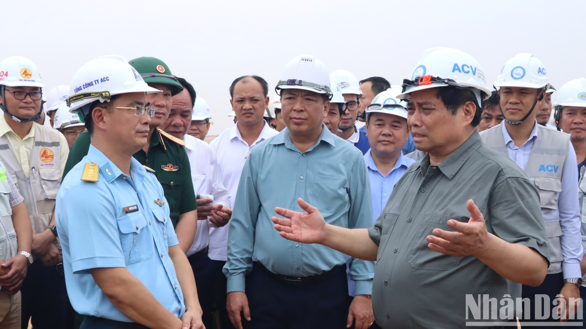 El premier pide a la unidad de construcción accelerar los preparativos para la construcción de la segunda pista en el aeropuerto de Long Thanh.