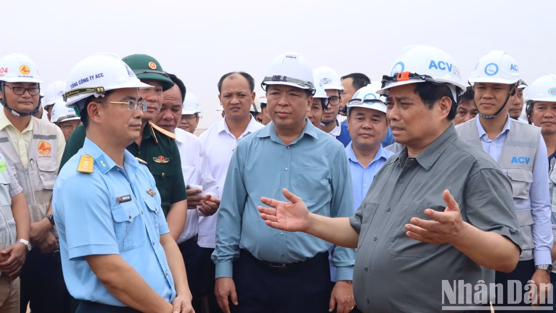 El premier pide a la unidad de construcción accelerar los preparativos para la construcción de la segunda pista en el aeropuerto de Long Thanh.