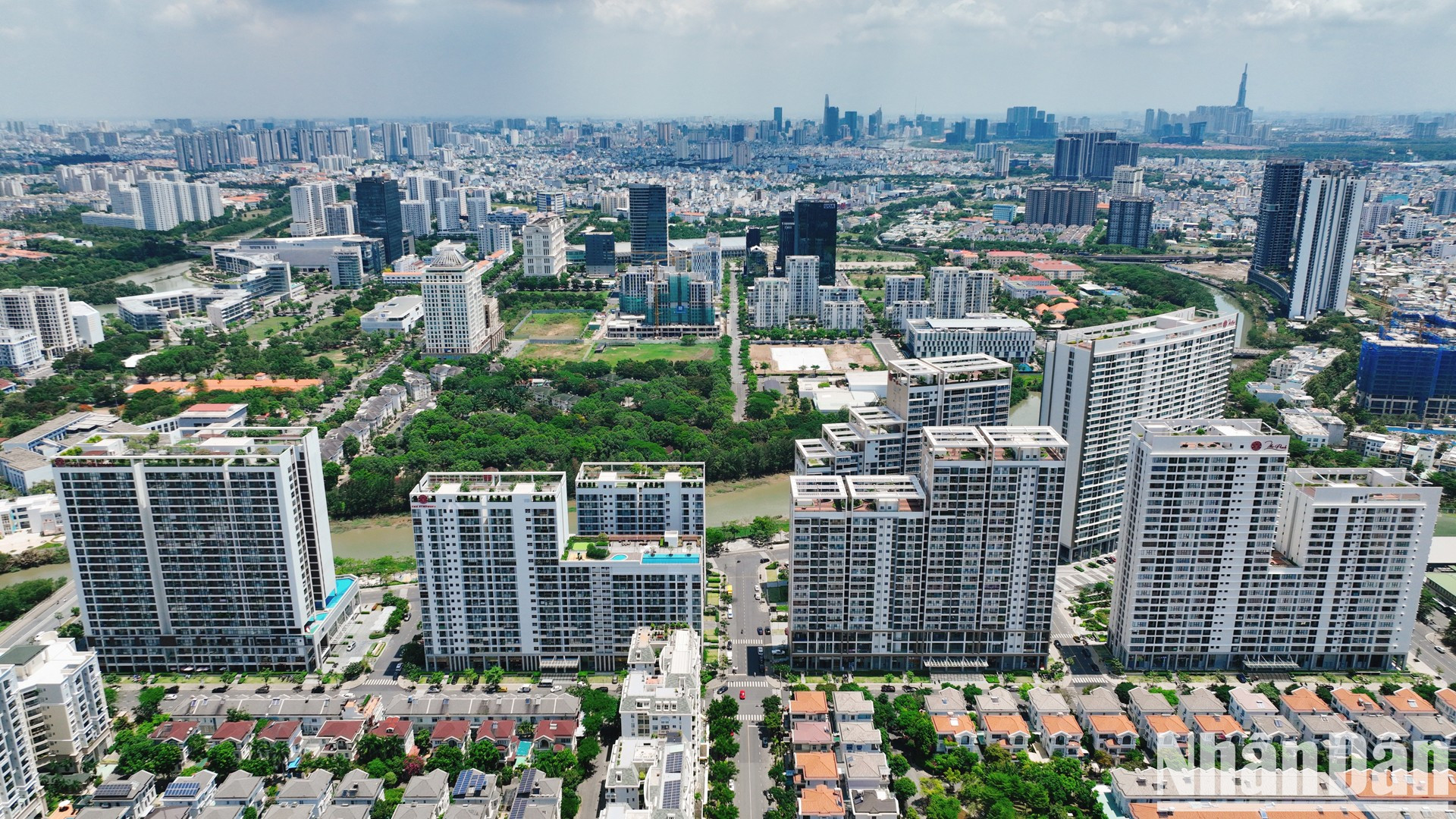 El barrio de Phu My Hung, en el distrito 7, es el primer modelo urbano moderno del país. Hoy en día, se ha convertido en un centro financiero, comercial, de servicios, industrial y educativo en el sur de la ciudad.