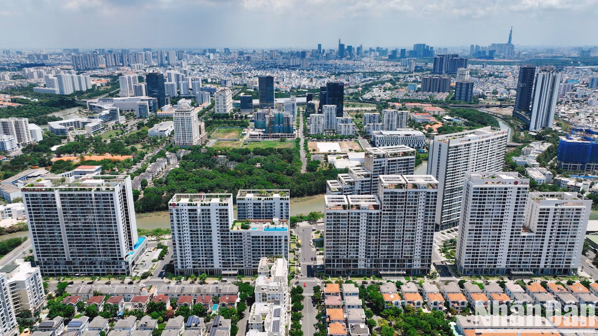 El barrio de Phu My Hung, en el distrito 7, es el primer modelo urbano moderno del país. Hoy en día, se ha convertido en un centro financiero, comercial, de servicios, industrial y educativo en el sur de la ciudad.