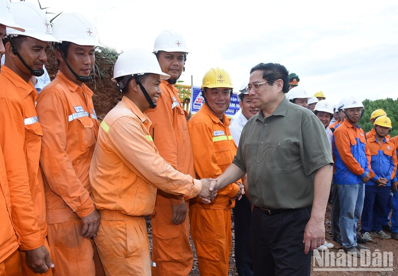 El primer ministro de Vietnam, Pham Minh Chinh, y los trabajadores en la obra. El primer ministro de Vietnam, Pham Minh Chinh, y los trabajadores en la obra.