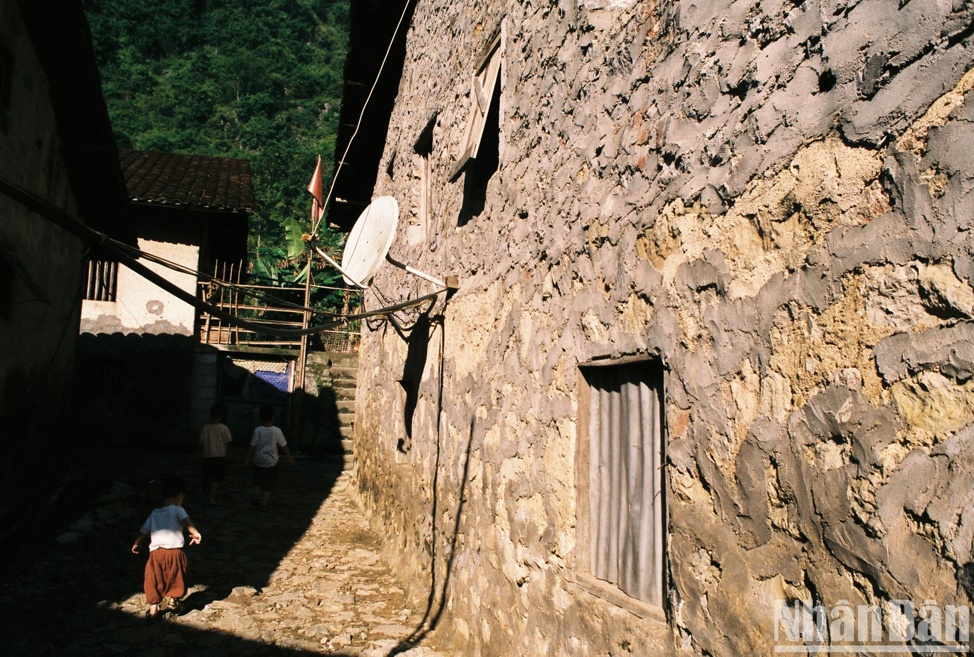 Algunas casas especiales se construyen con piedra en ambos pisos. En las paredes se abren muchas ventanas de ventilación.