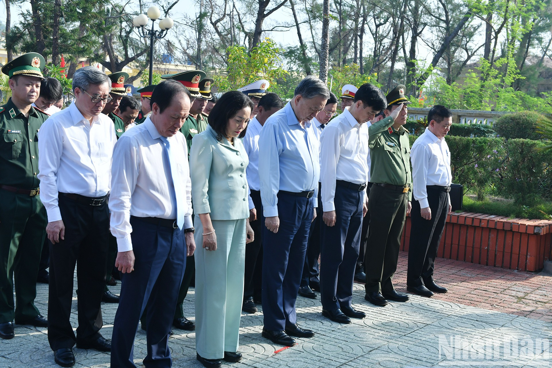 El dirigente partidista rinde homenaje a los mártires.