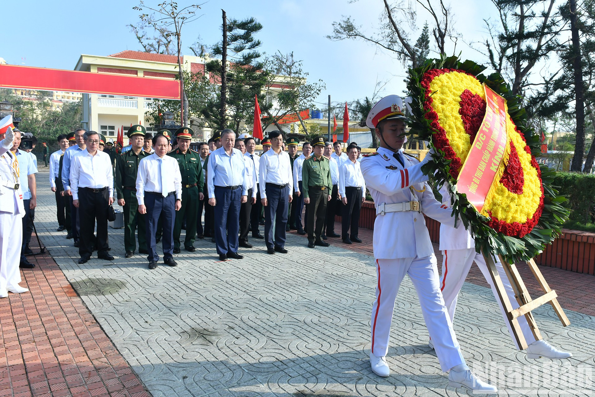 El secretario general del PCV, To Lam, deposita una ofrenda floral en el Monumento a los Héroes y Mártires del distrito insular de Bach Long Vi.