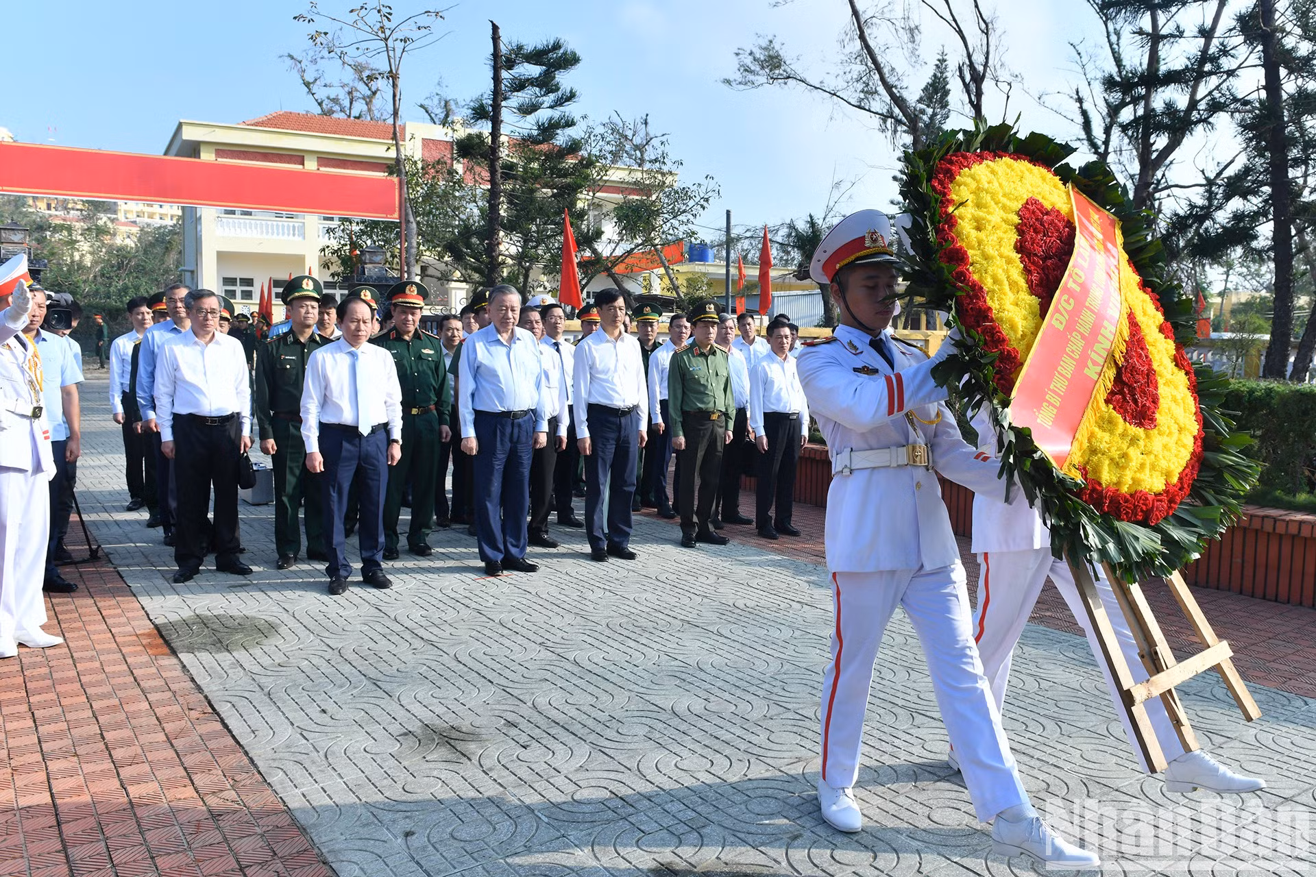 El secretario general del PCV, To Lam, deposita una ofrenda floral en el Monumento a los Héroes y Mártires del distrito insular de Bach Long Vi.