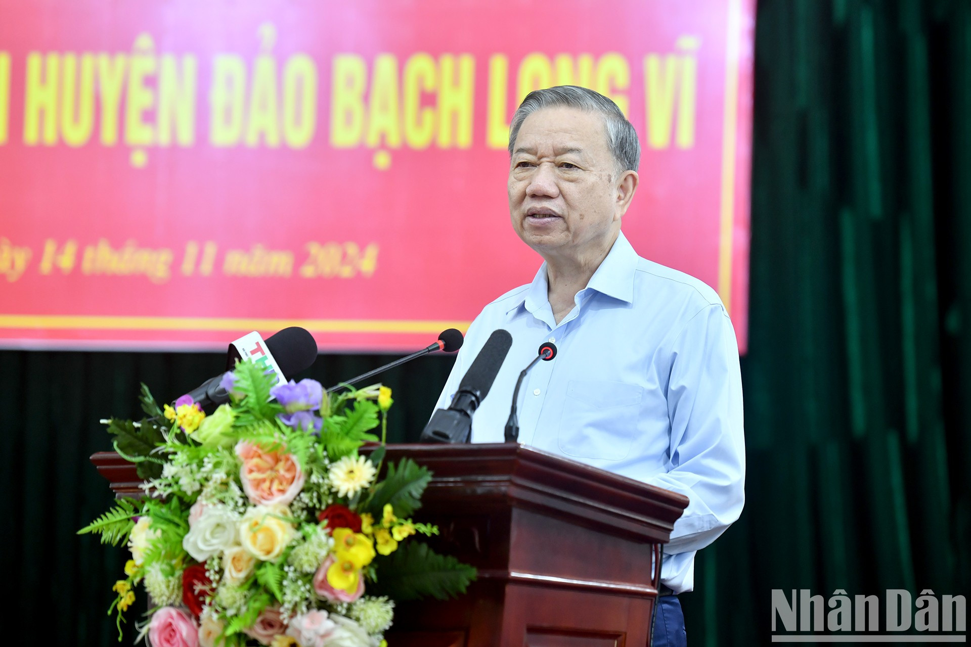 El secretario general, To Lam, conversa con el pueblo y los funcionarios en Bach Long Vi.