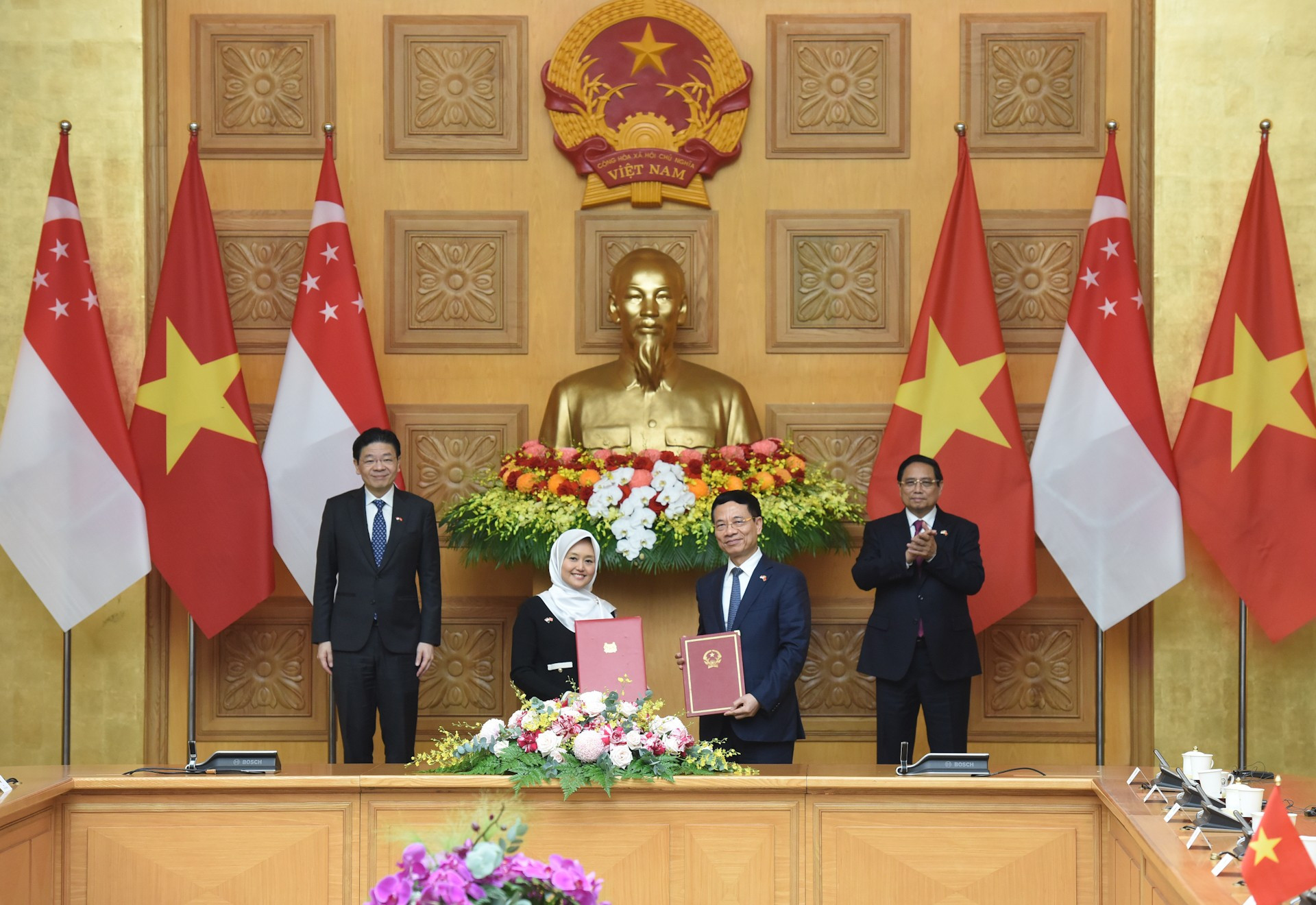 La entrega del Memorando de entendimiento sobre cooperación en el campo del desarrollo digital y la innovación entre el Ministerio de Ciencia y Tecnología de Vietnam y el Ministerio de Desarrollo Digital e Información de Singapur. La entrega del Memorando de entendimiento sobre cooperación en el campo del desarrollo digital y la innovación entre el Ministerio de Ciencia y Tecnología de Vietnam y el Ministerio de Desarrollo Digital e Información de Singapur.