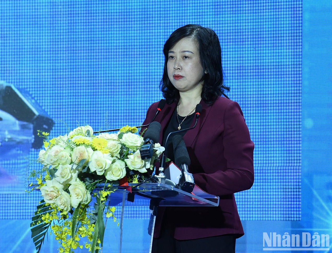 La ministra de Salud, Dao Hong Lan, habla en la conferencia.