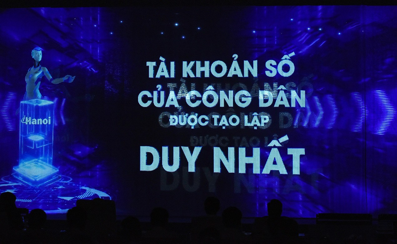 Una explicación especial sobre la utilidad de las plataformas y aplicaciones del Proyecto 06 en Hanói, que simula la tecnología de inteligencia artificial realizada por el robot "Happy Hanoi".
