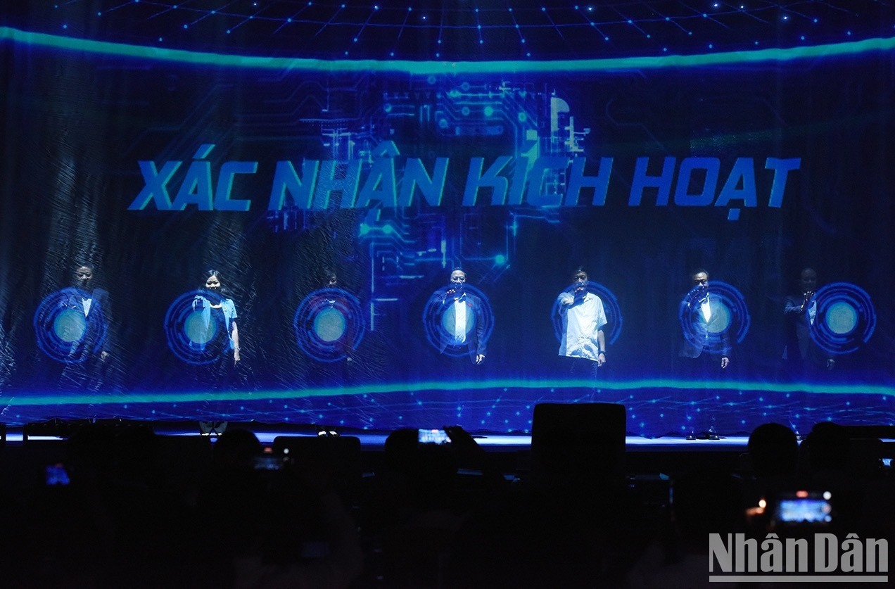 El premier (en el centro) y dirigentes del ministerios, sectores y capital realizaron una ceremonia para activar y operar una serie de plataformas y aplicaciones del Proyecto 06 en Hanói.