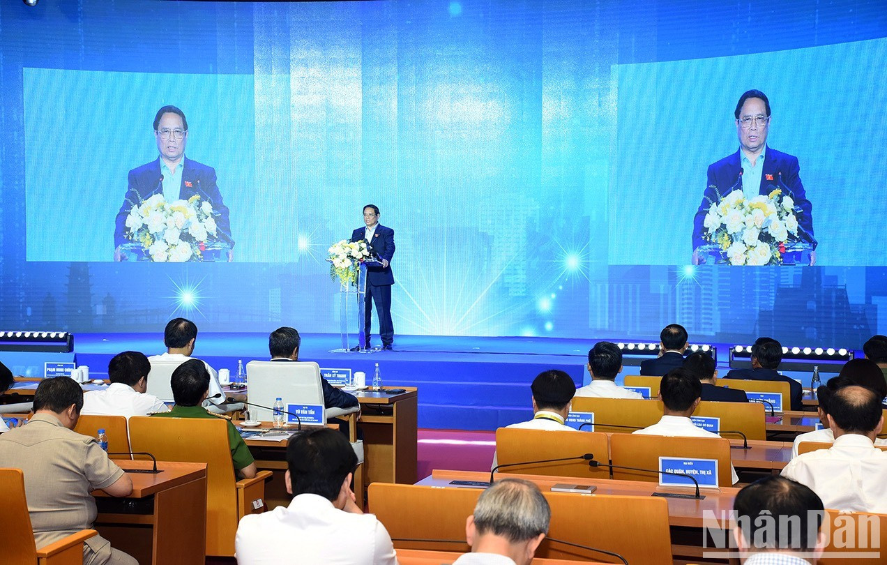 En la ocasión, Minh Chinh exige a Hanói consolidar su posición como la localidad pionera en la cuarta revolución industrial, en especial en el perfeccionamiento de la infraestructura tecnológica, digitalización y al compartir datos a favor de la construcción del Gobierno, economía, sociedad y ciudadanía digitales.