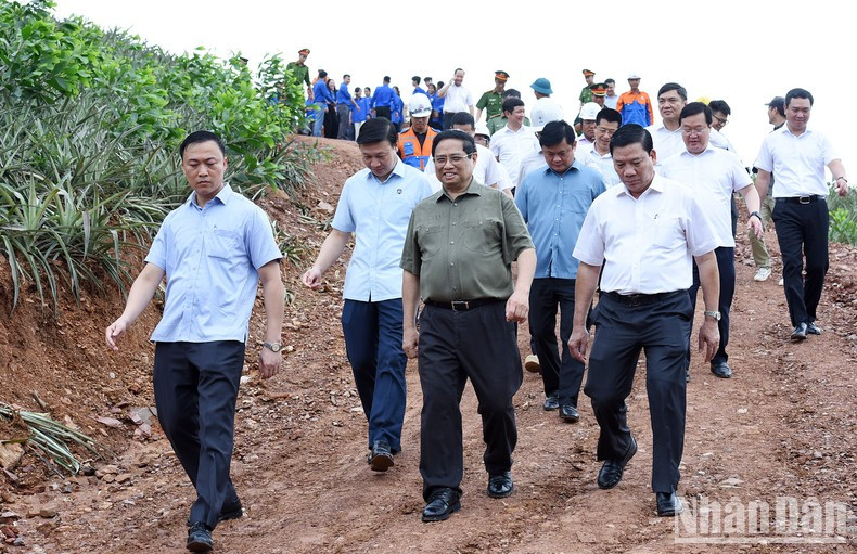 El jefe del gobierno inspecciona la implementación del proyecto de la línea de transmisión de 500kV del circuito 3 Quang Trach – Pho Noi, tramo por la provincia central de Nghe An. El jefe del gobierno inspecciona la implementación del proyecto de la línea de transmisión de 500kV del circuito 3 Quang Trach – Pho Noi, tramo por la provincia central de Nghe An.