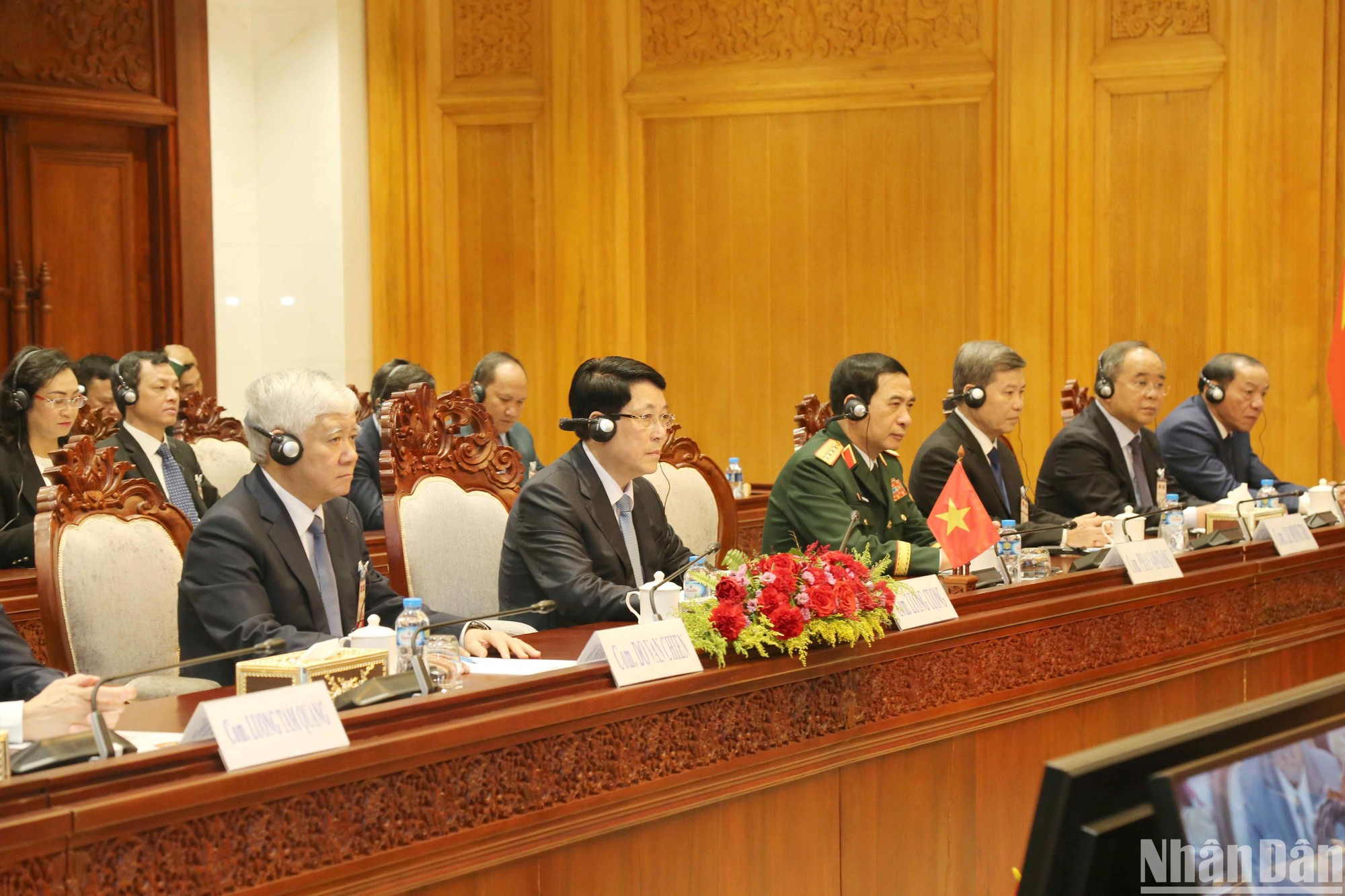 El jefe del Estado vietnamita, Luong Cuong, y los funcionarios asisten al encuentro. El jefe del Estado vietnamita, Luong Cuong, y los funcionarios asisten al encuentro.