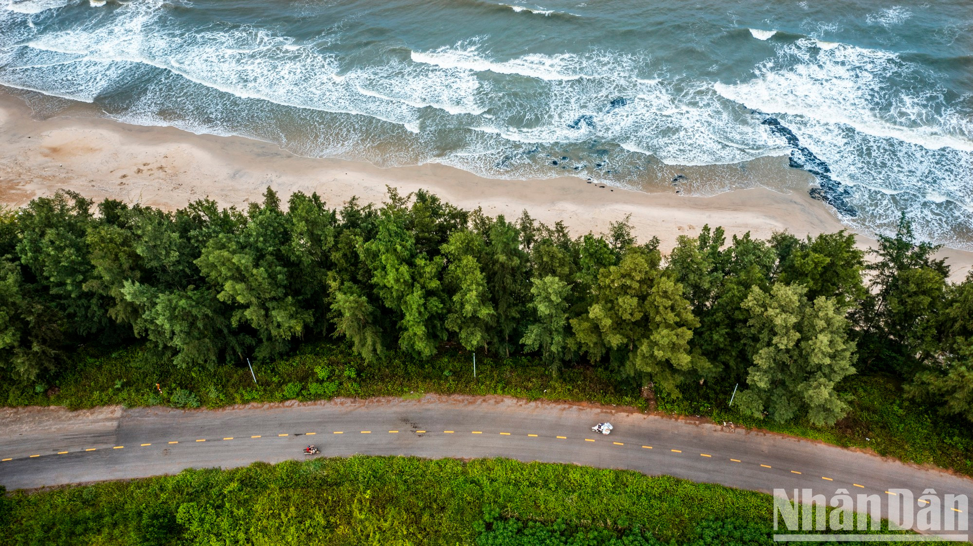 La cercanía de Quang Tri a la antigua ciudadela de la ciudad de Hue hizo que Cua Tung fuera elegido como un lugar de vacaciones por los reyes y nobles debido a su aire fresco y su paisaje pintoresco. La cercanía de Quang Tri a la antigua ciudadela de la ciudad de Hue hizo que Cua Tung fuera elegido como un lugar de vacaciones por los reyes y nobles debido a su aire fresco y su paisaje pintoresco.