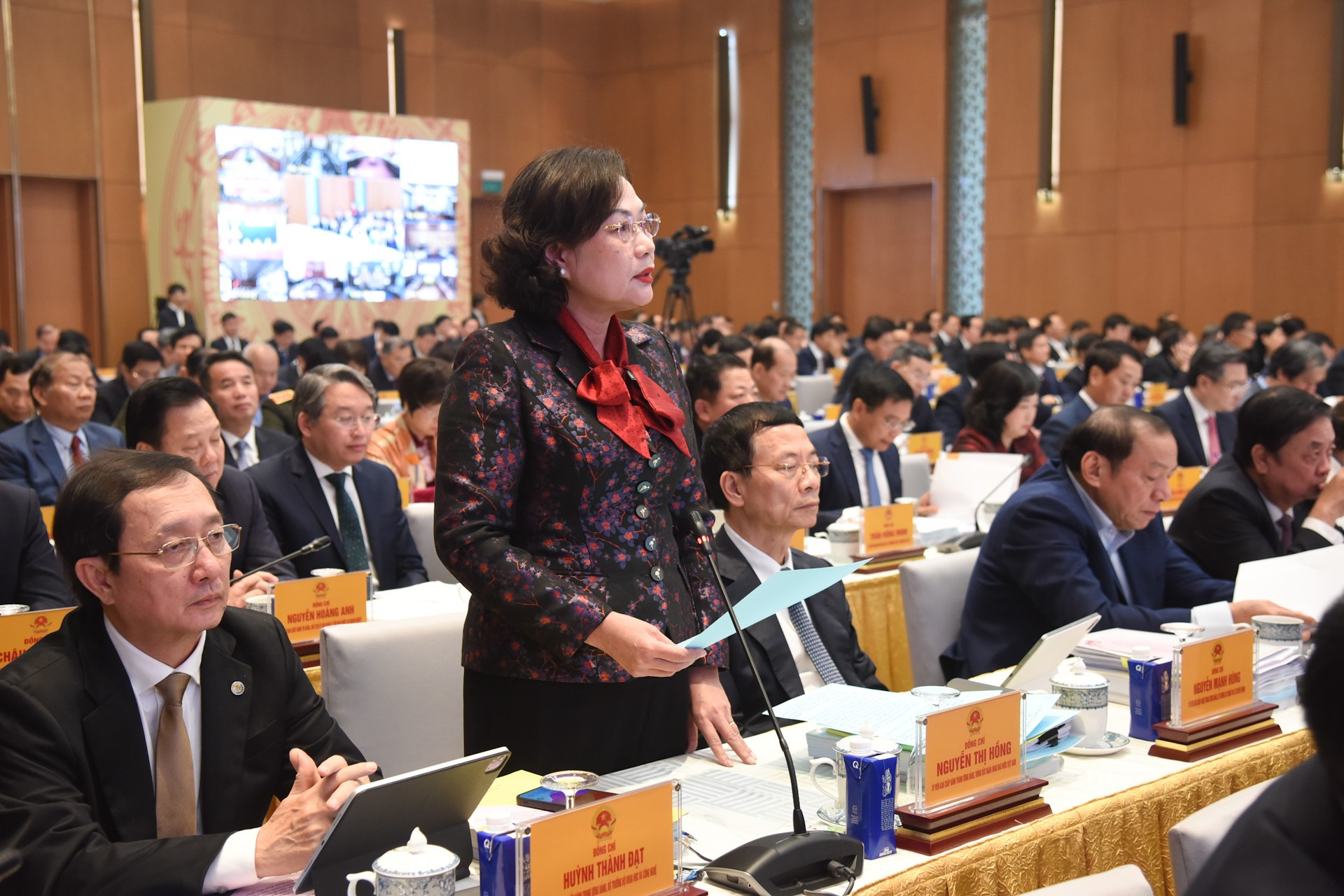 La gobernadora del Banco Estatal, Nguyen Thi Hong, presenta un informe. La gobernadora del Banco Estatal, Nguyen Thi Hong, presenta un informe.