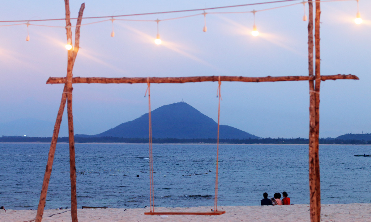 La playa está al suroeste de la isla, mirando al poniente, lo que brinda una vista ideal de la puesta de sol. Por la noche, algunos turistas se preparan para regresar a tierra firme. La playa está al suroeste de la isla, mirando al poniente, lo que brinda una vista ideal de la puesta de sol. Por la noche, algunos turistas se preparan para regresar a tierra firme.