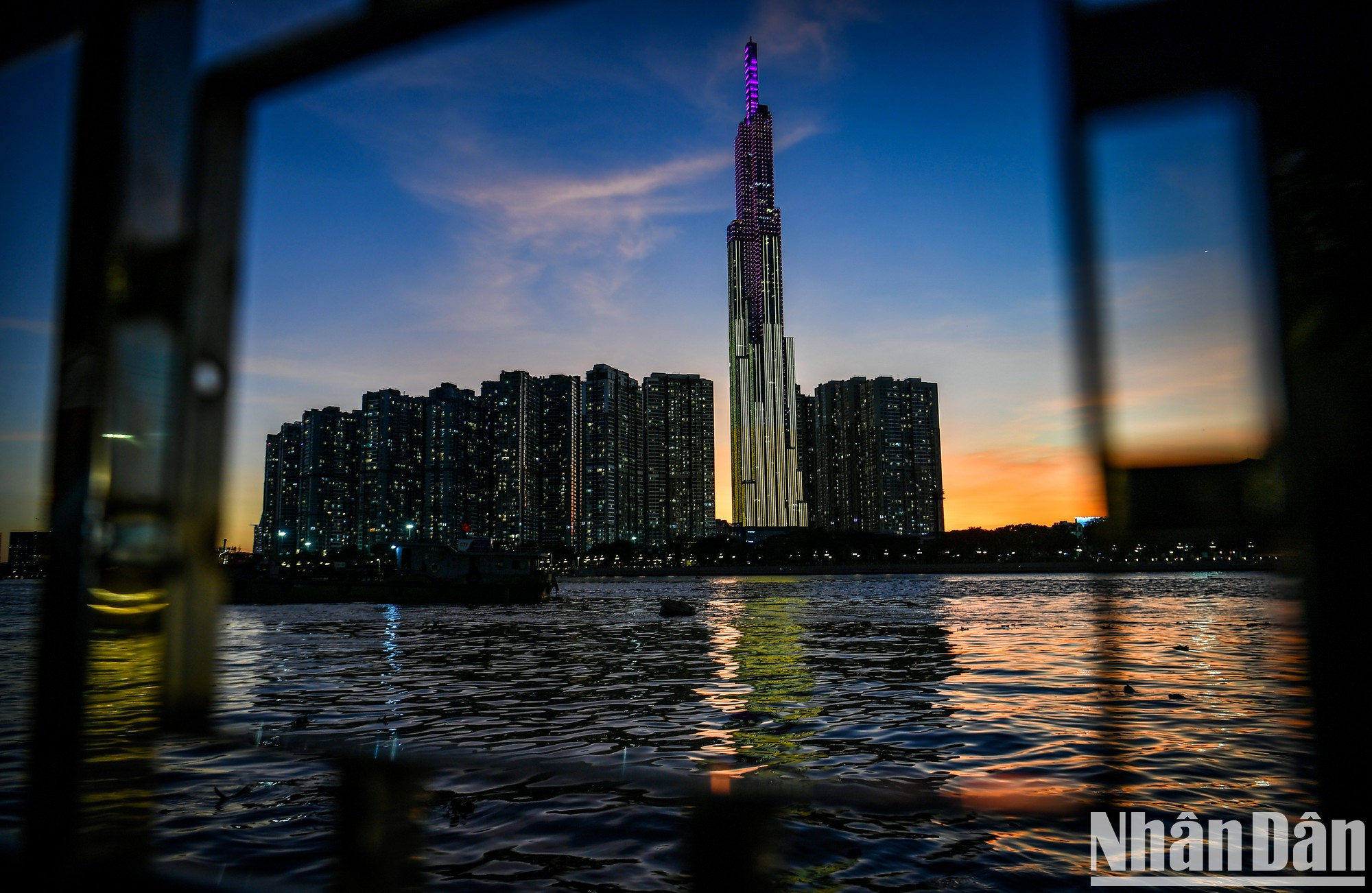 El Landmark 81 es el edificio más alto de Vietnam y el segundo más alto del sudeste asiático. Se yergue como un nuevo símbolo de la ciudad, junto al río Saigón, en la puerta noreste que la conecta con otras provincias de la región del sudeste.