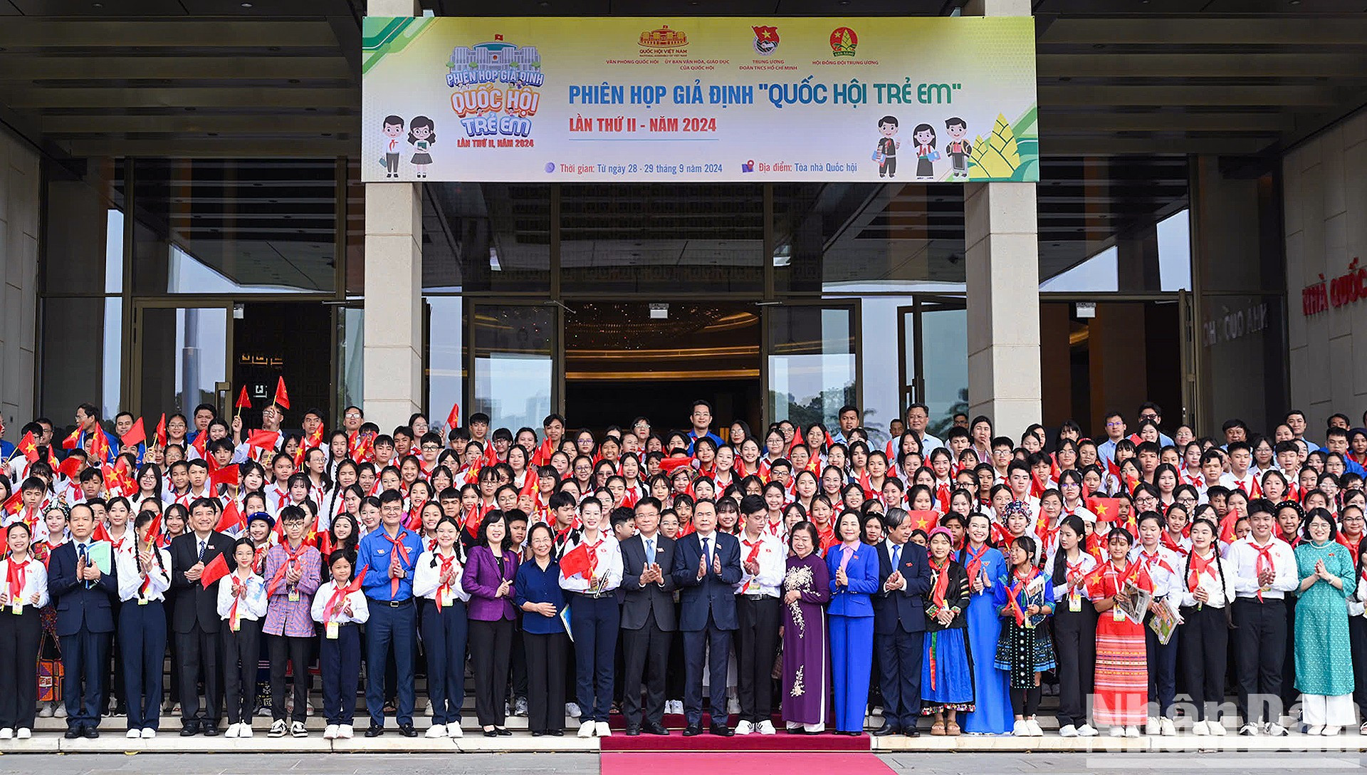 Muchos delegados son de las etnias de Bru-Van Kieu, Cao Lan, Cham, Co Tu, Dao, Ede, Ha Nhi, Hoa, H&apos;re, Jemer, Mong, Muong, Nung, Pa Co, Raglai, So Dang, Tay, Thai, Van Kieu, Xuong.